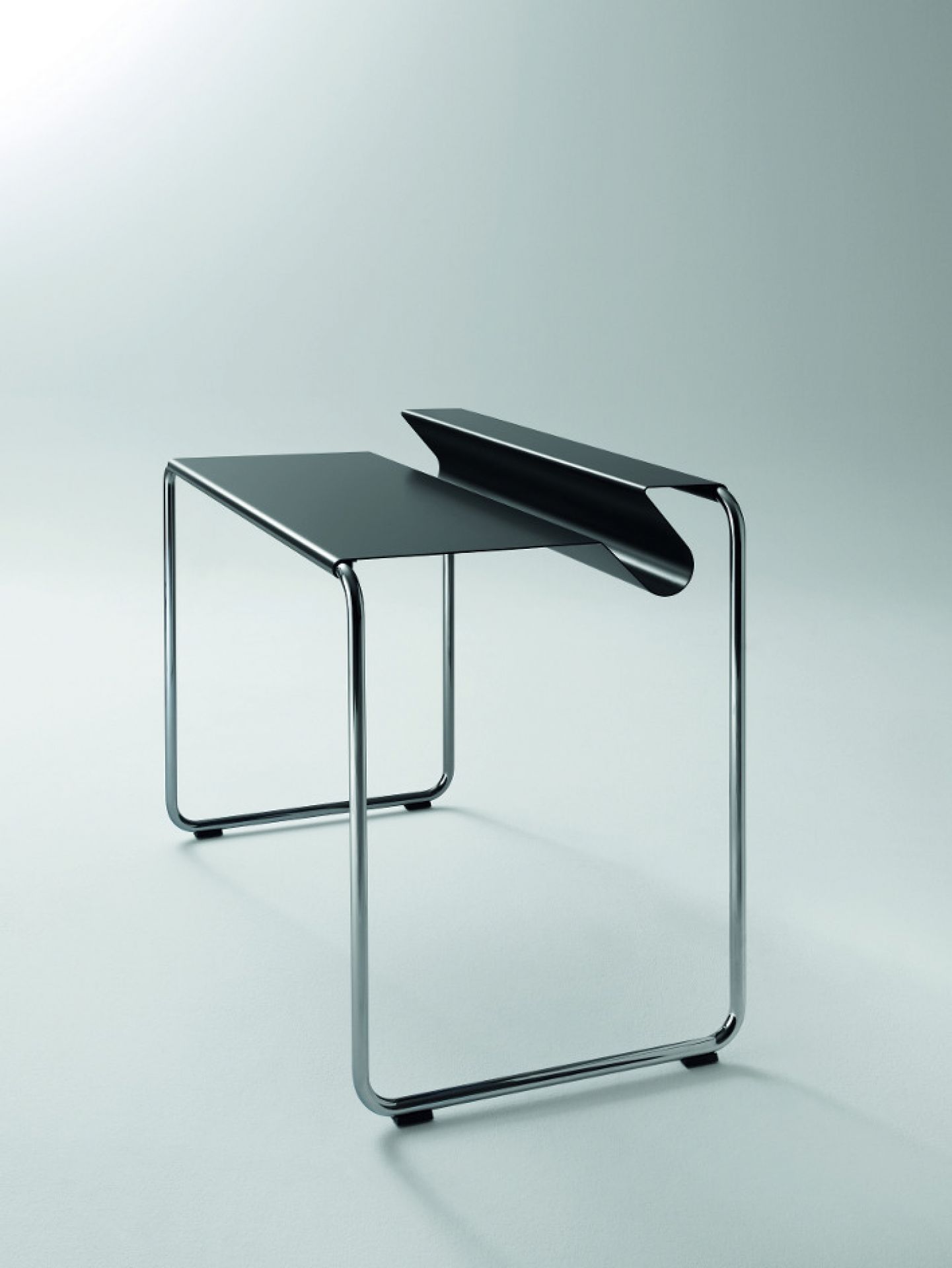 PS07 Sekretär von Müller Möbelfabrikation: Moderner Schreibtisch mit Ablage, Stahlrohrgestell und minimalistischem Design.