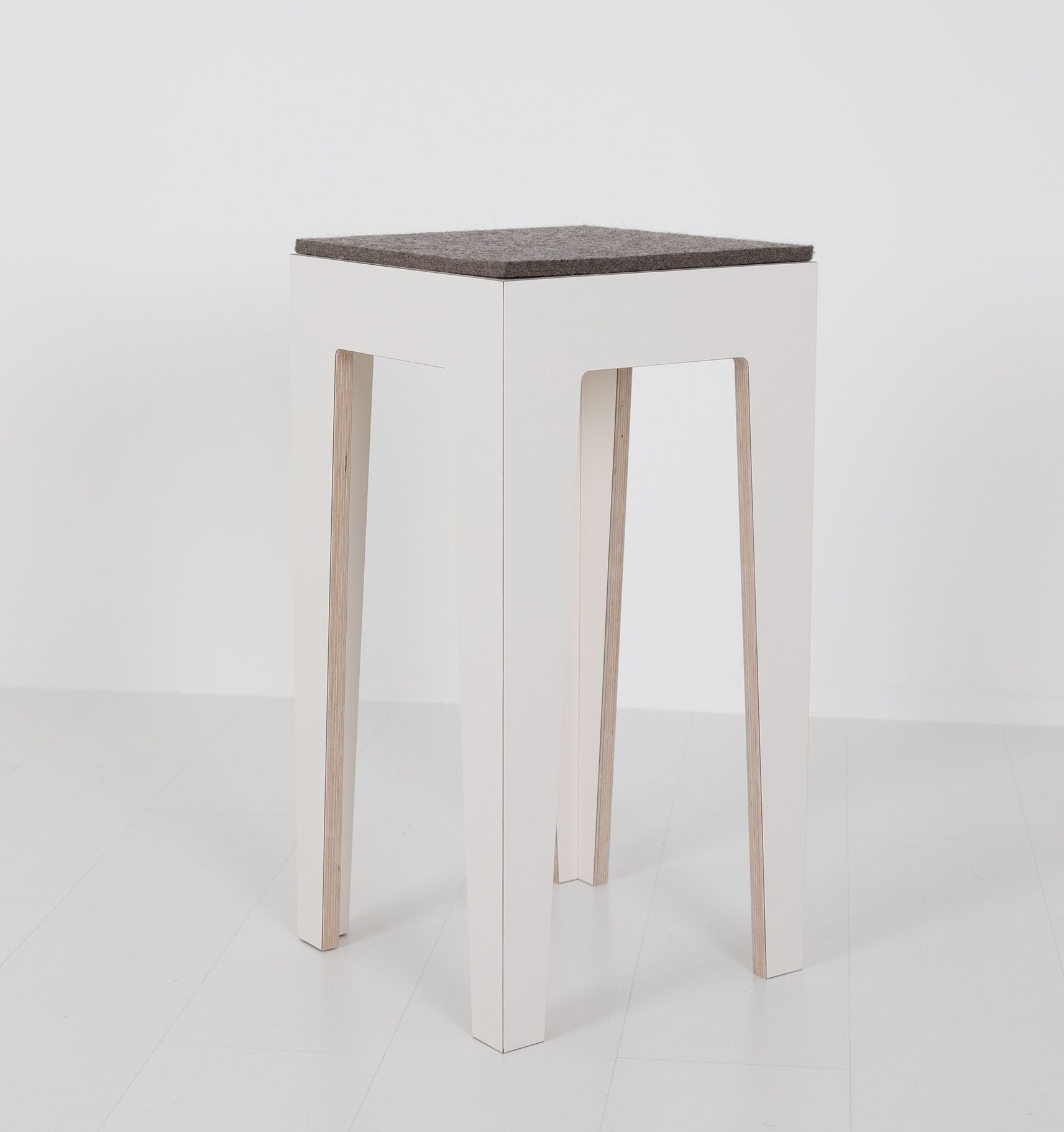 HUGO Barhocker: Weißer Hocker mit Filzauflage, modern, minimalistisch, ideal für Küche und Bar.