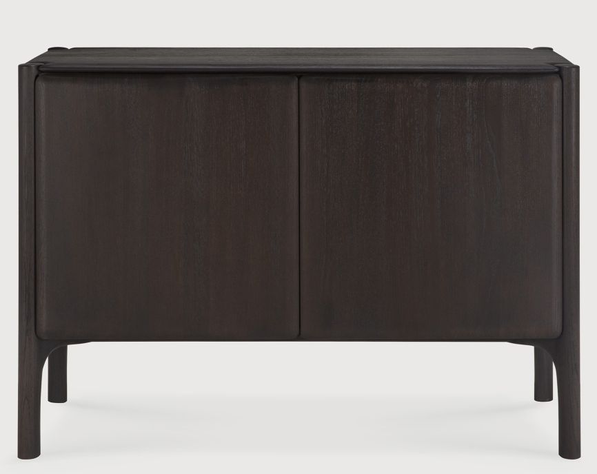 Dunkles Ethnicraft Sideboard aus Holz mit zwei Türen und schlichtem Design.