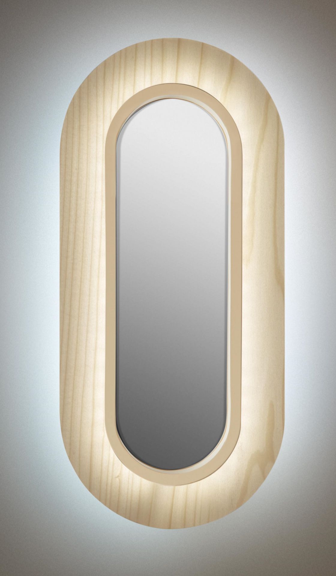 Ovale Lens LED Wandleuchte von LZF Lamps mit elfenbeinweißem Metallring und indirekter Beleuchtung.