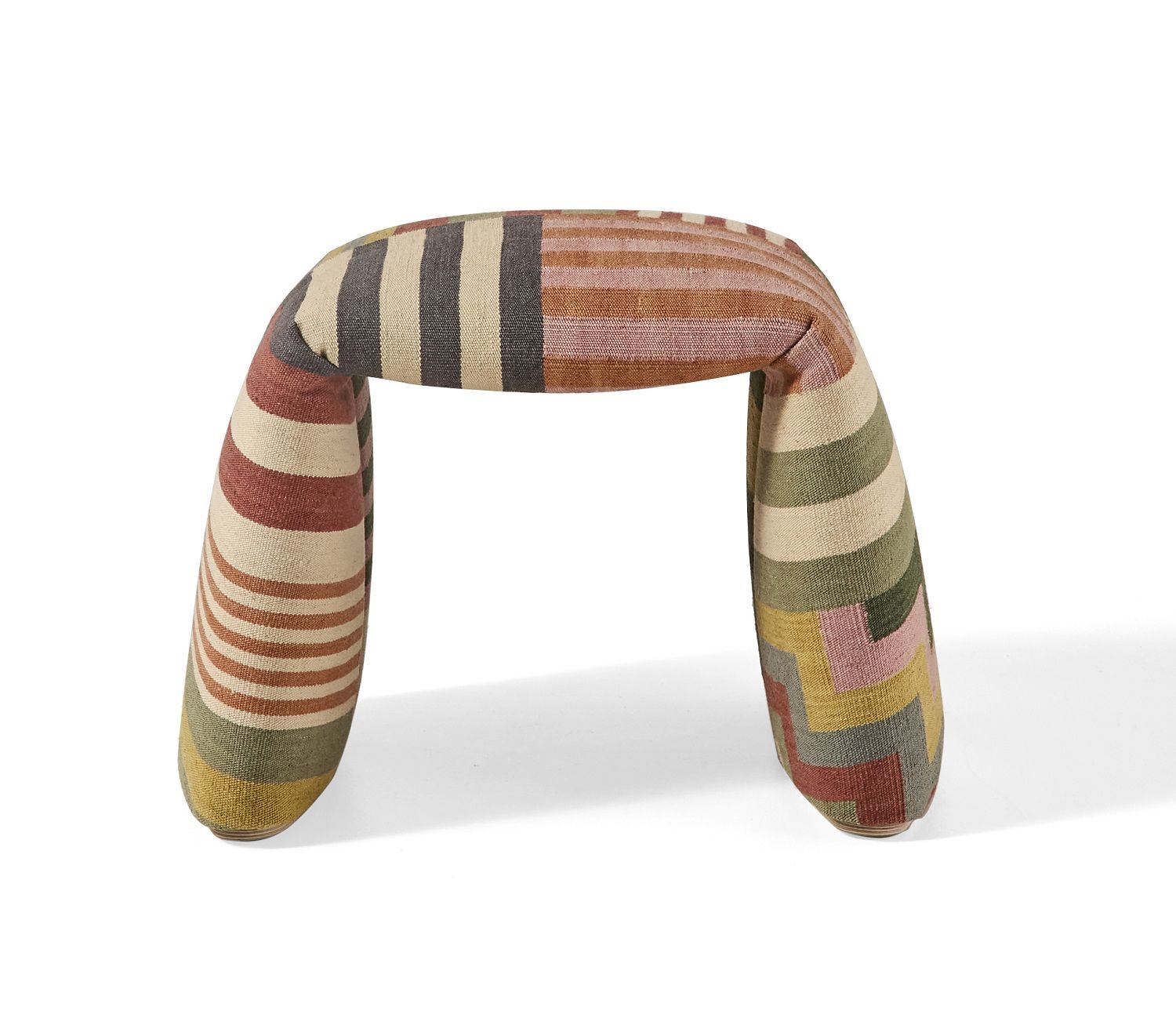 Nanimarquina Bank: Gepolsterte Sitzbank mit buntem Streifenmuster und einzigartiger, gebogener Form.