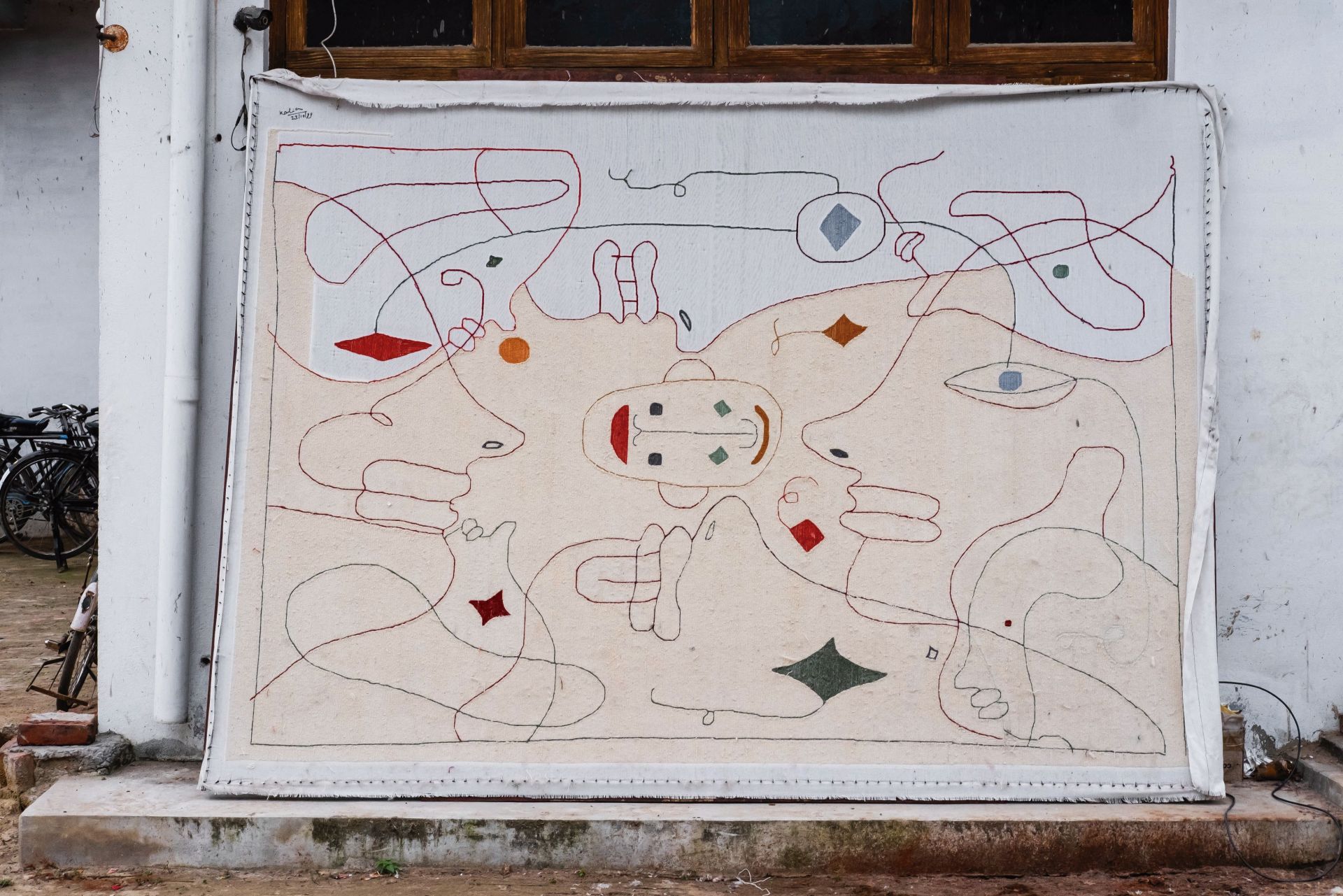 Nanimarquina Silhouette Outdoor Teppich 200x300 cm mit abstraktem, farbigem Linienmuster auf hellem Grund.