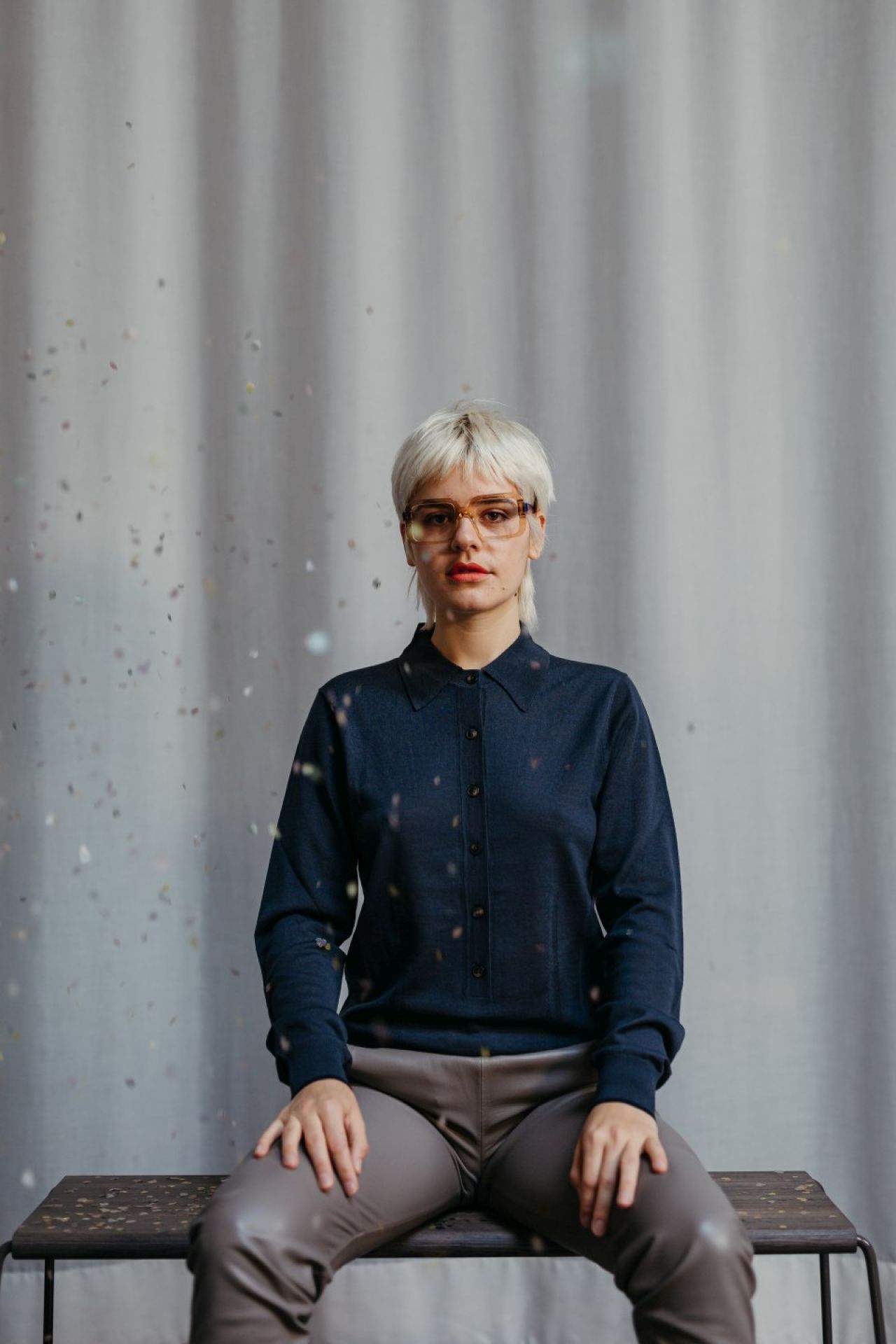 D:004 Bank Fuchs & Habicht: Moderne Sitzbank aus Holz und Metall, geeignet für Innenräume.