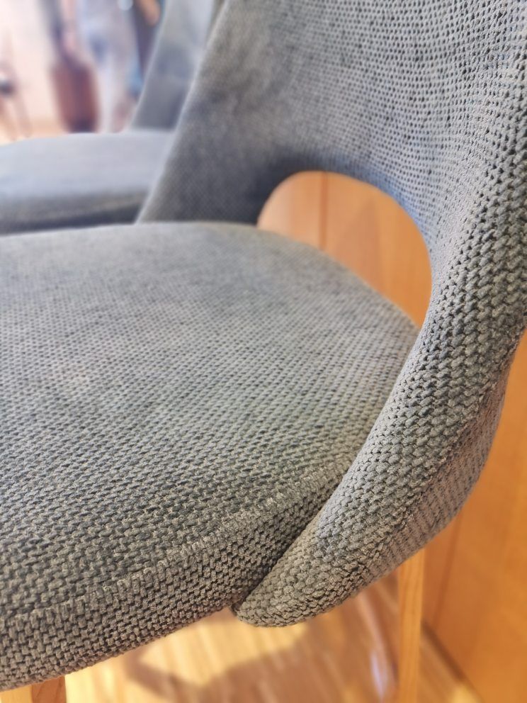 Detailaufnahme: Grauer Saarinen Barhocker mit Stoffbezug, Knoll International Ausstellungsstück. Barstuhl für moderne Einrichtung.