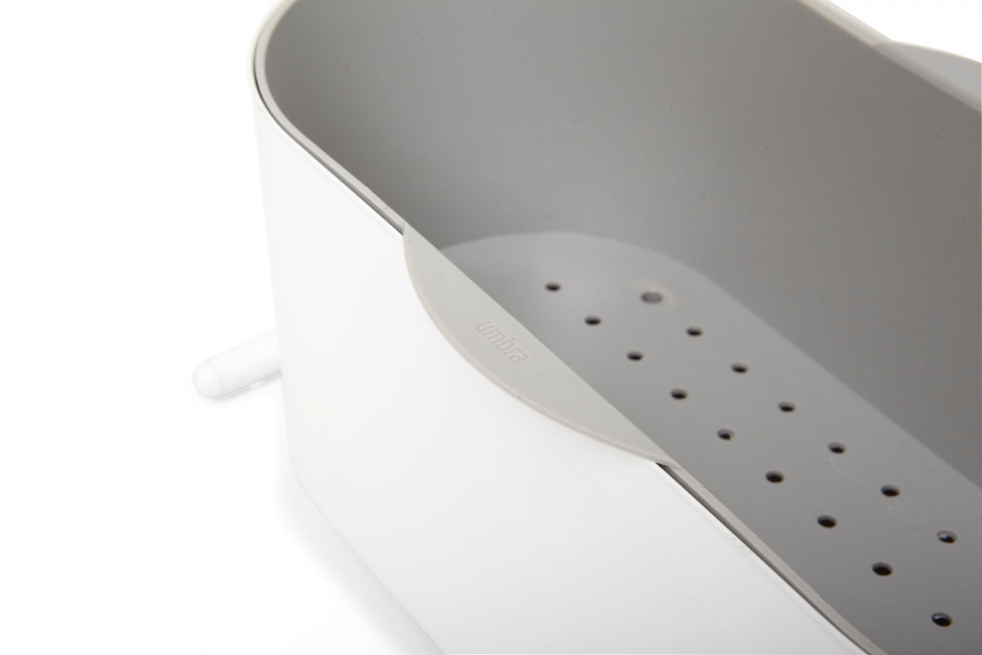 Detailaufnahme des weißen Umbra Kräutertopfs mit Entwässerungslöchern, ideal für die Fensterbank.