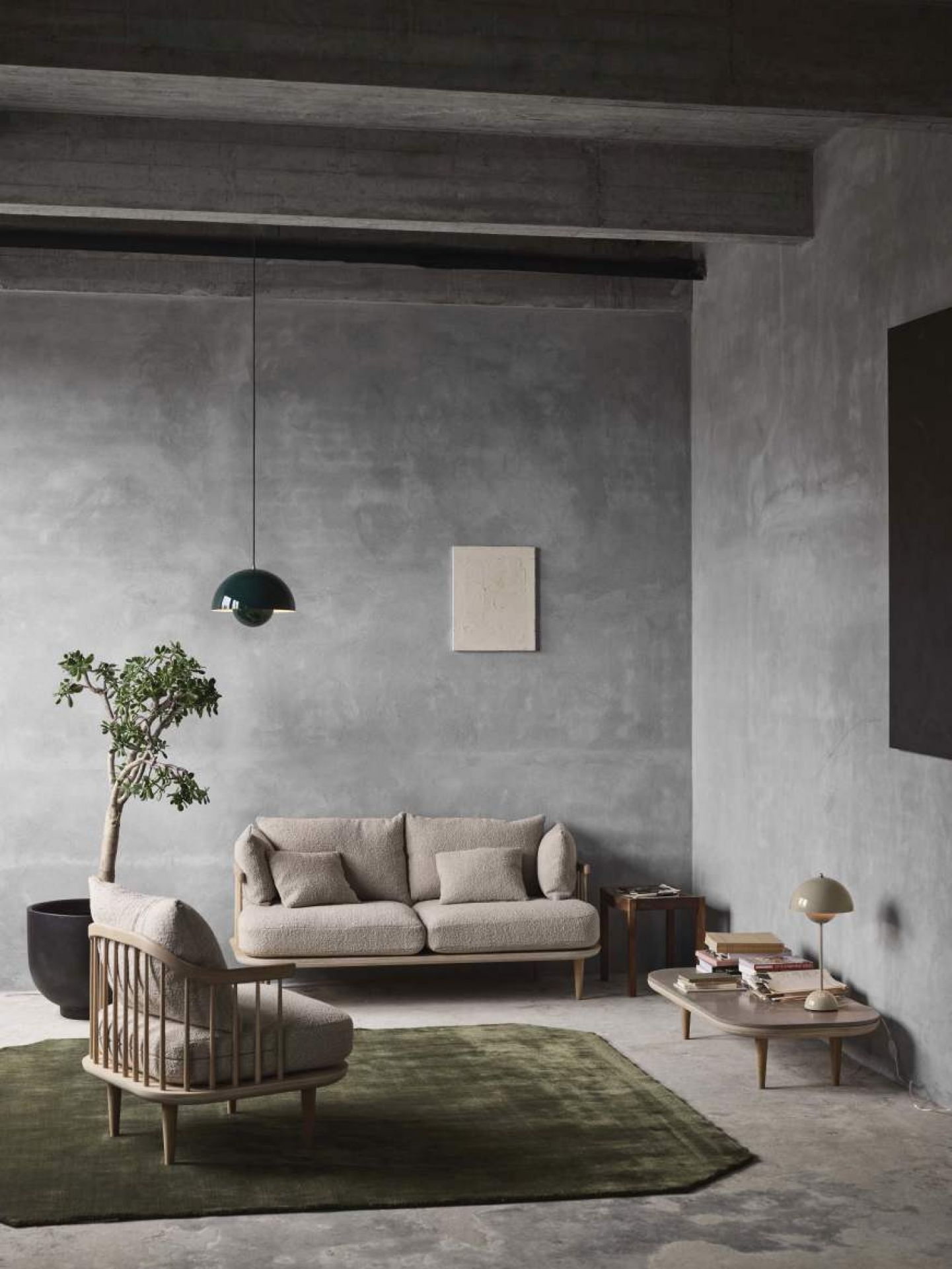 AndTradition The Moor Rug Teppich in Grün, stilvolles Wohnzimmer-Interieur mit Sofa, Sessel und Design-Elementen.