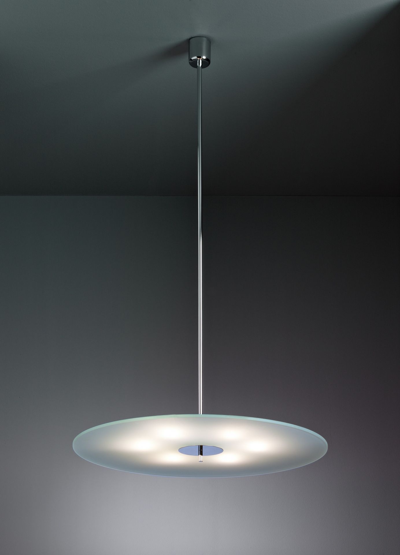 HP 28 Pendelleuchte von Tecnolumen: Runde, moderne Hängelampe mit mattiertem Glas und Chromdetails.