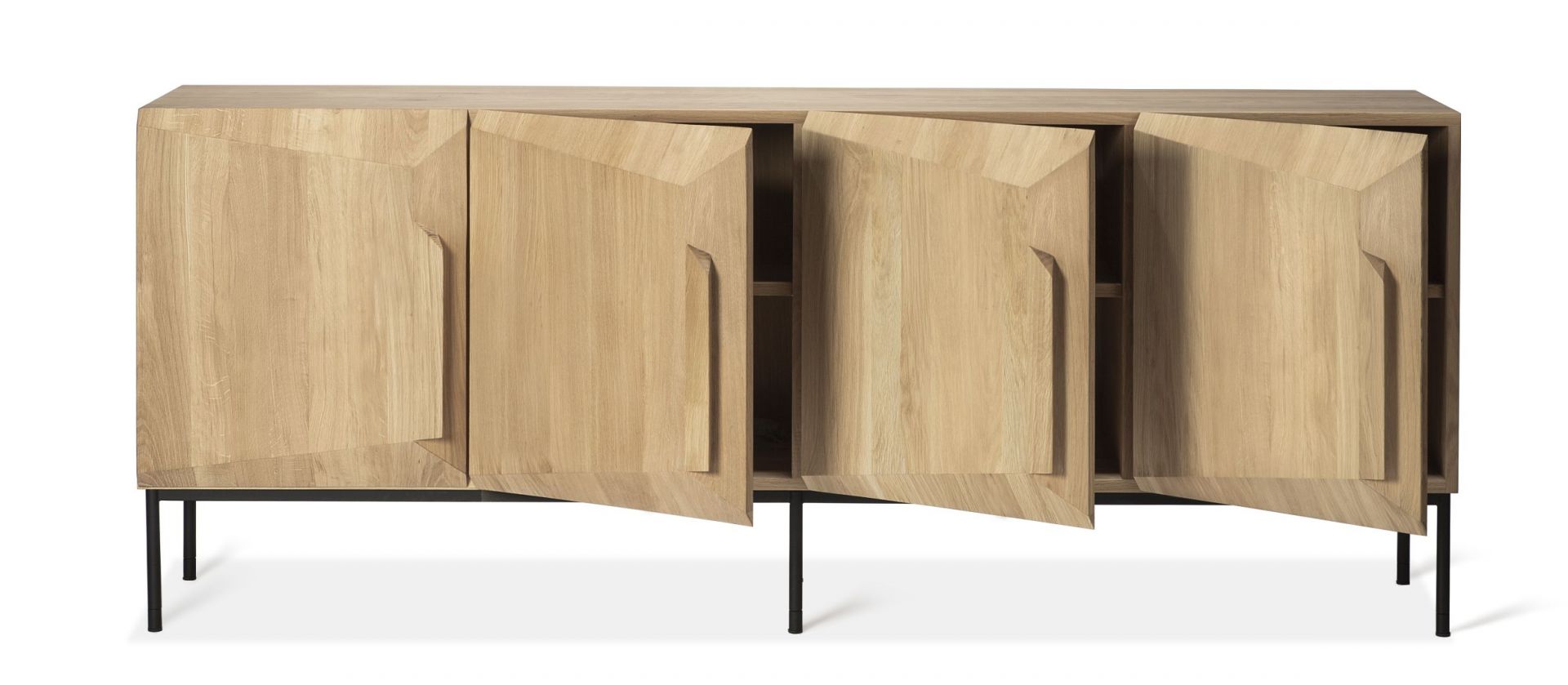 Ethnicraft Stairs Anrichte aus Eiche mit vier Türen und schwarzem Metallgestell, teilweise geöffnet.