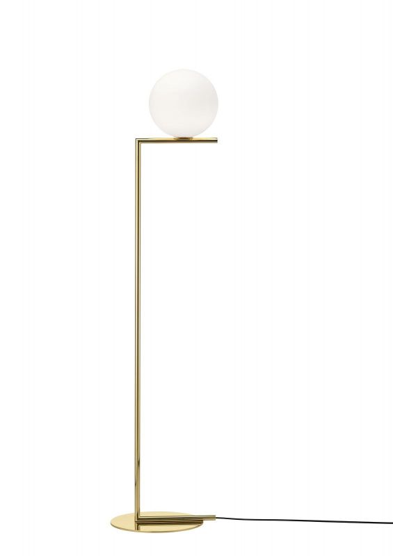 IC F1 Stehleuchte in Gold von Flos: Moderne Stehlampe mit weißem Opalglas-Diffusor.