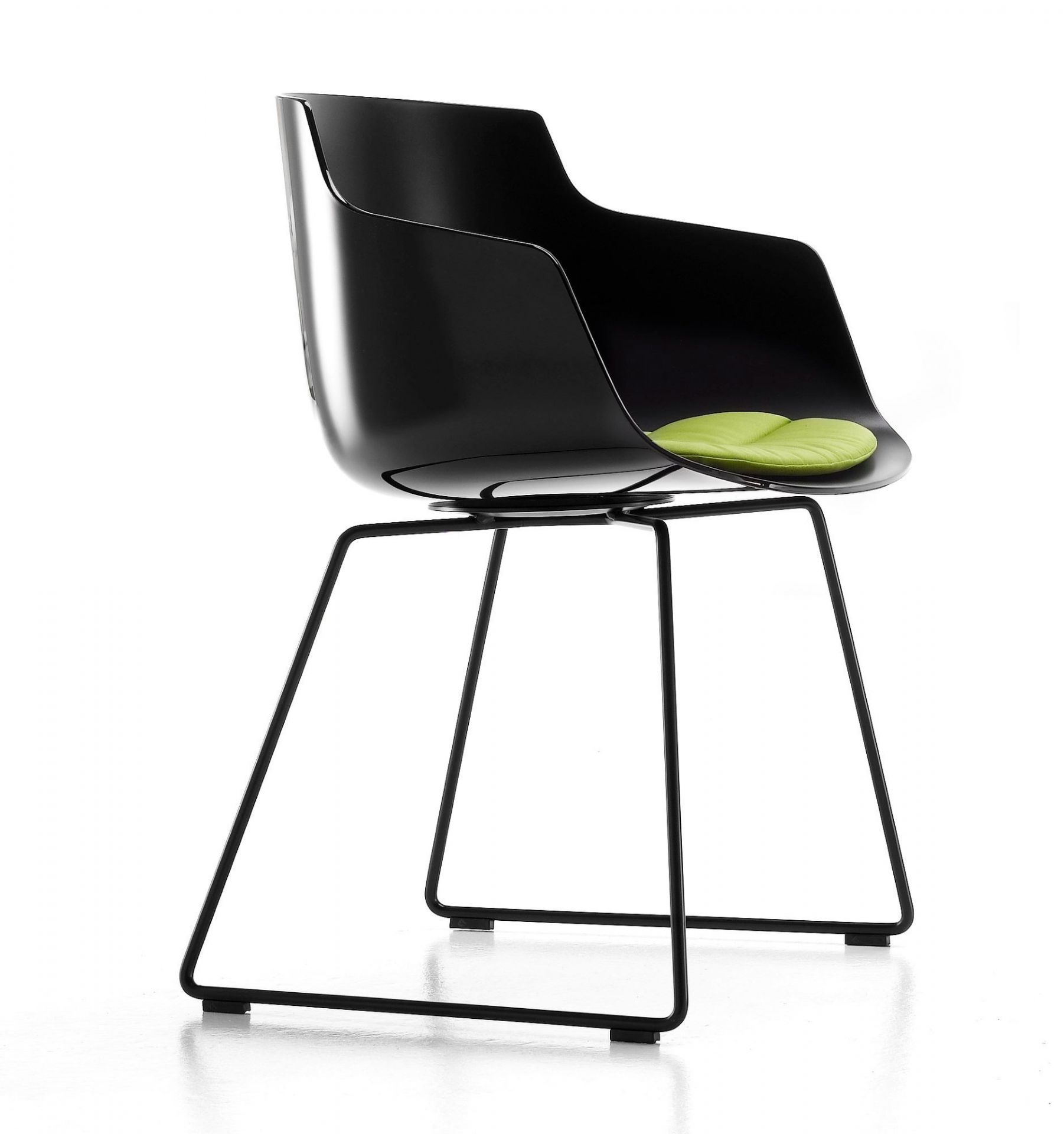 Schwarzer Flow Slim Armlehnenstuhl mit Kufengestell und grünem Sitzkissen, moderner Designstuhl für Esszimmer und Büro.