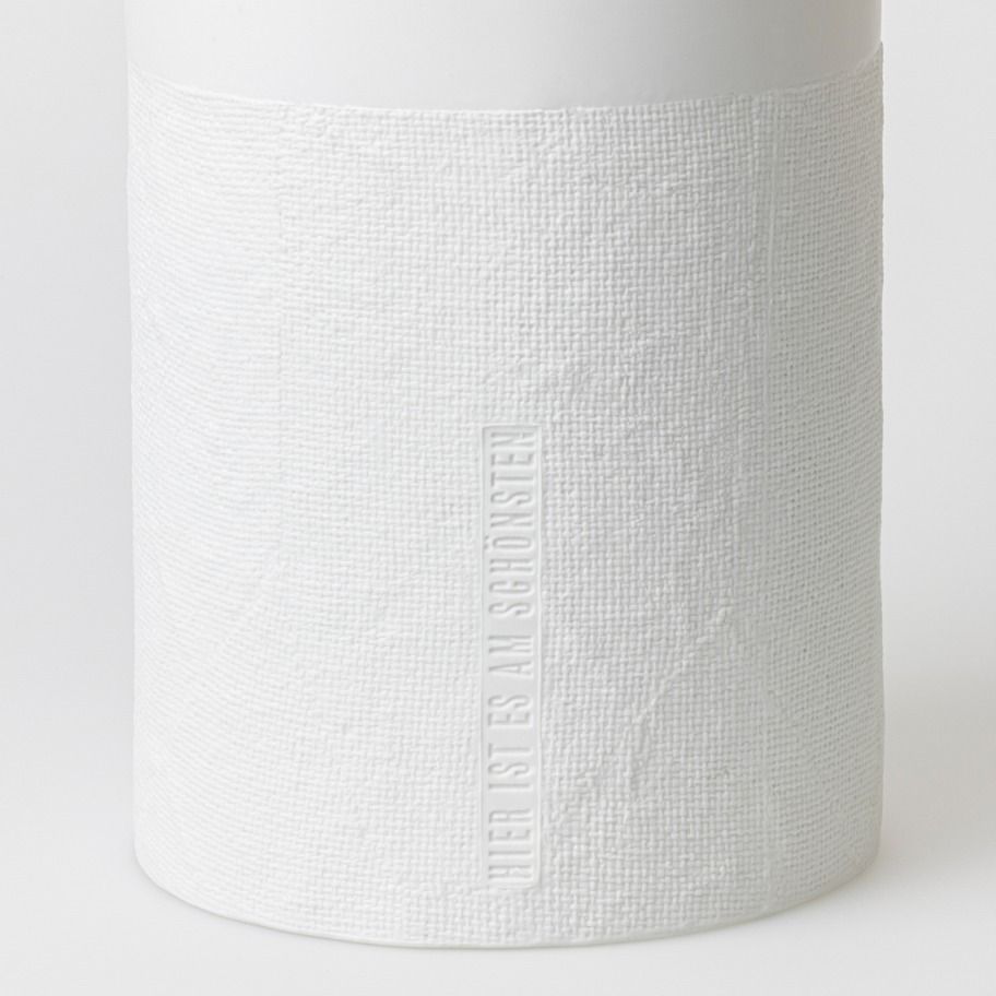 Weiße Formsprache Vase von Räder mit Textur und dem Schriftzug "Hier ist es am Schönsten".