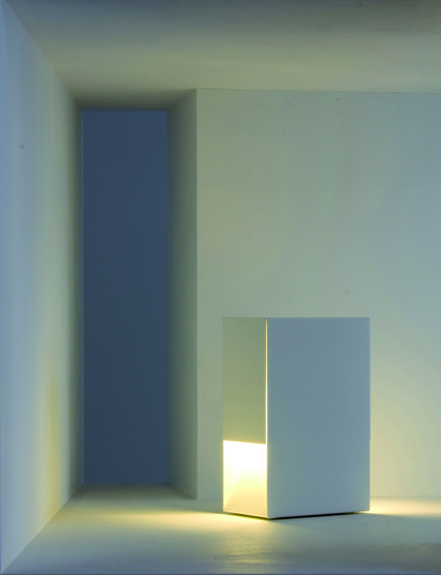 Weiße Linea1 Tischleuchte von Müller Möbelwerkstätten, modernes Design mit warmem Lichtschein, minimalistische Nachttischlampe.