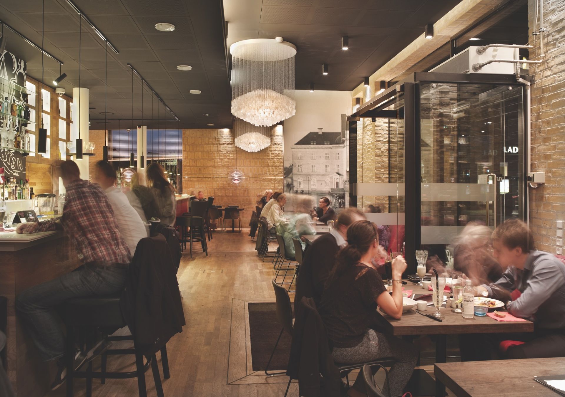 Innenaufnahme eines Restaurants mit Verpan FUN 7DM Pendelleuchten als dekorative Beleuchtung.