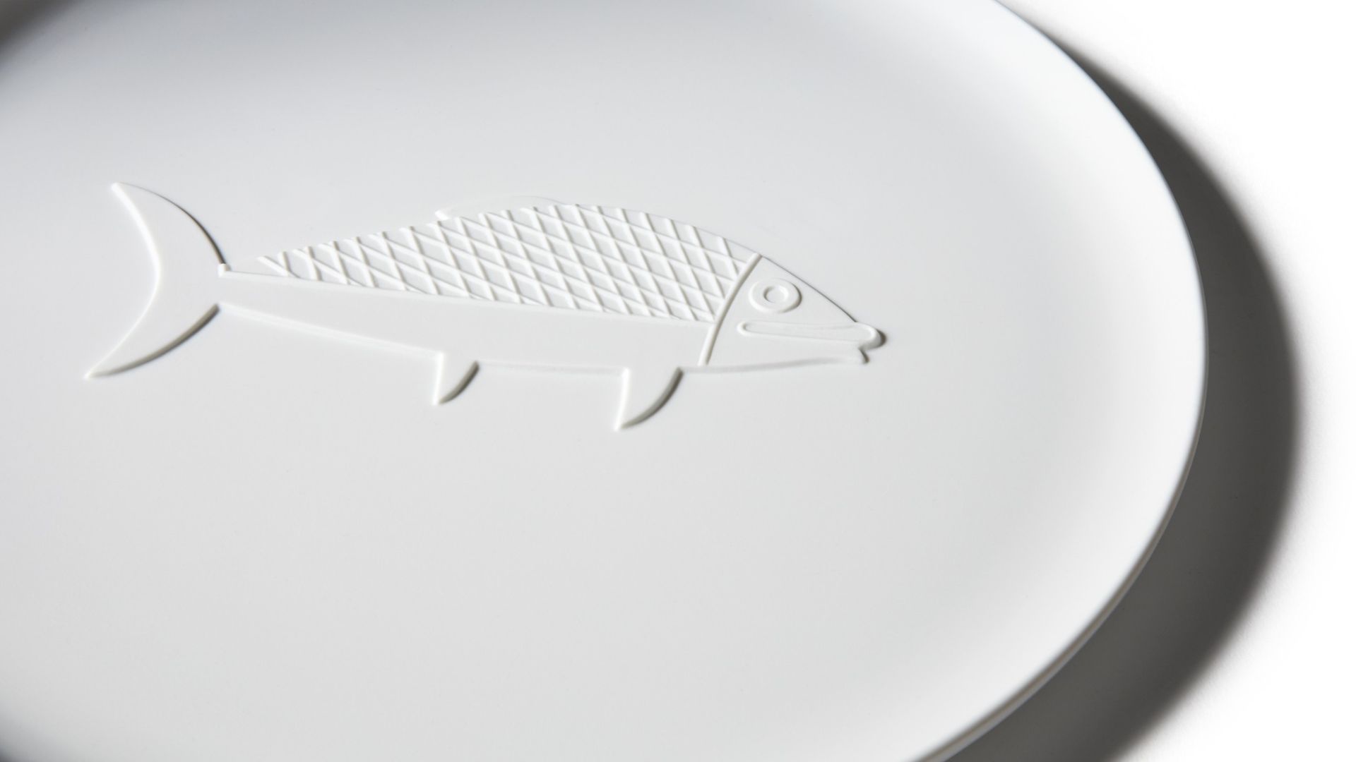 Weißes Collection Chandigarh Tablett von Cassina mit geprägtem Fischmotiv, modernes Design für Tischdekoration.