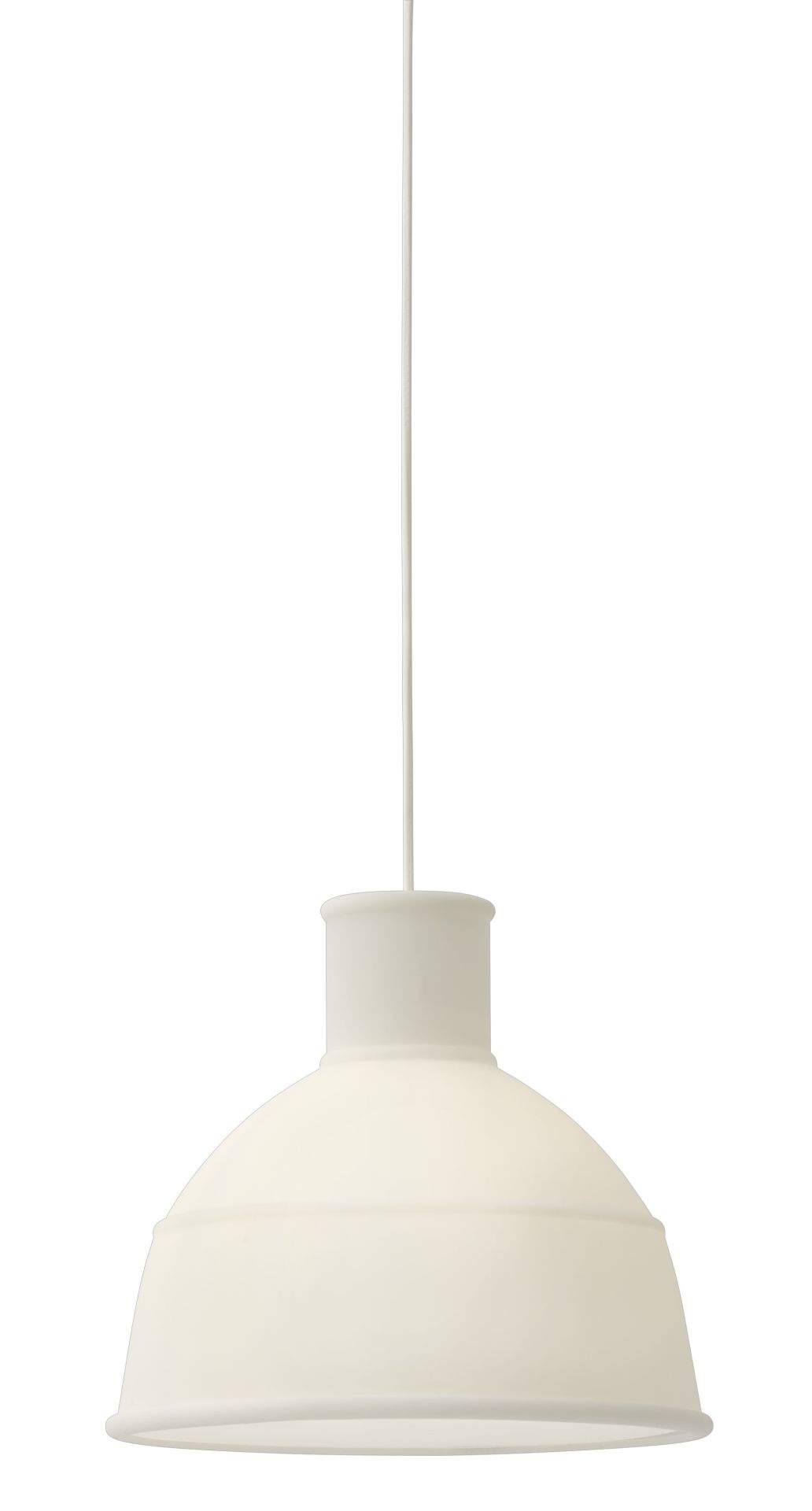 Nahaufnahme der Muuto Unfold Pendelleuchte in transluzentem Weiß, moderne Hängelampe für stilvolle Innenräume.