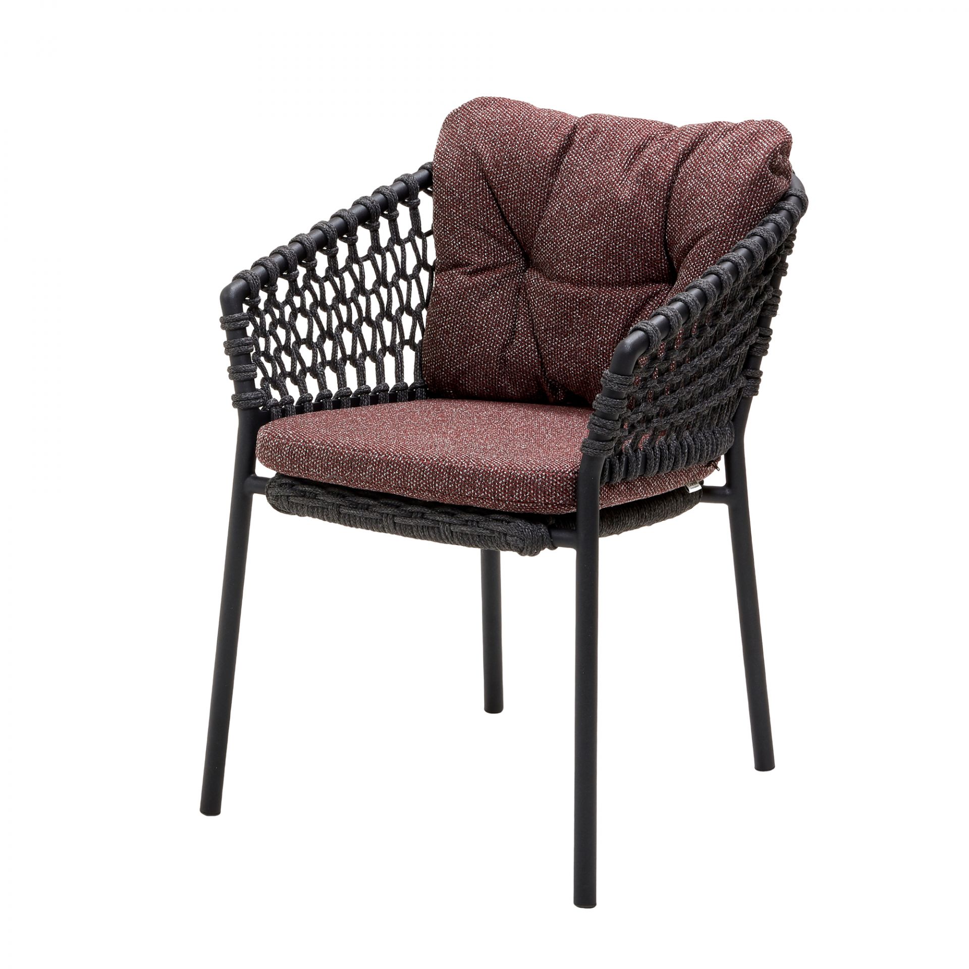 Cane-Line Sessel mit bordeauxfarbenem Kissen-Set für den Außenbereich, geflochtene Optik und schwarzem Gestell.