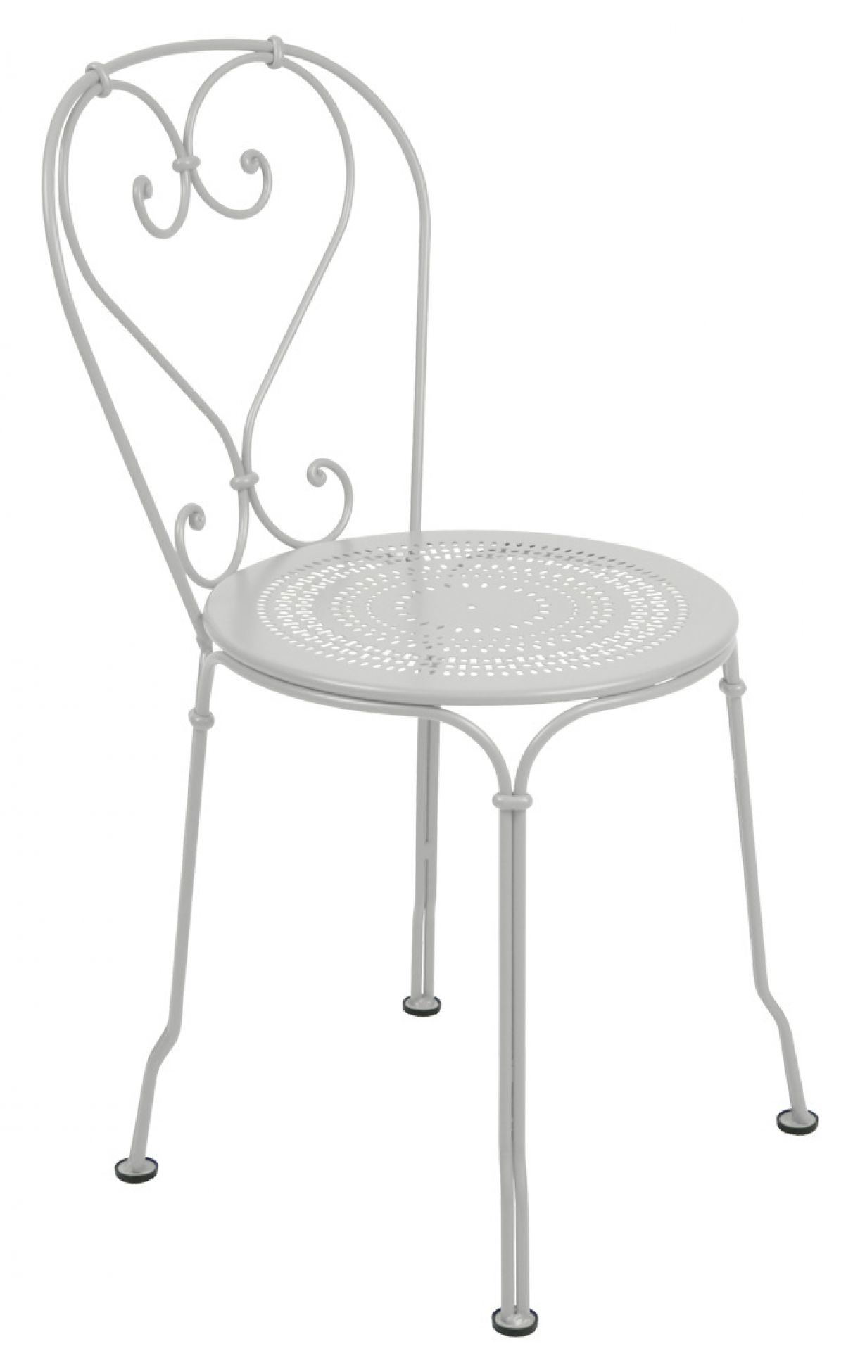 Grauer 1900 Stuhl von Fermob für den Außenbereich mit filigranem, herzförmigem Design.