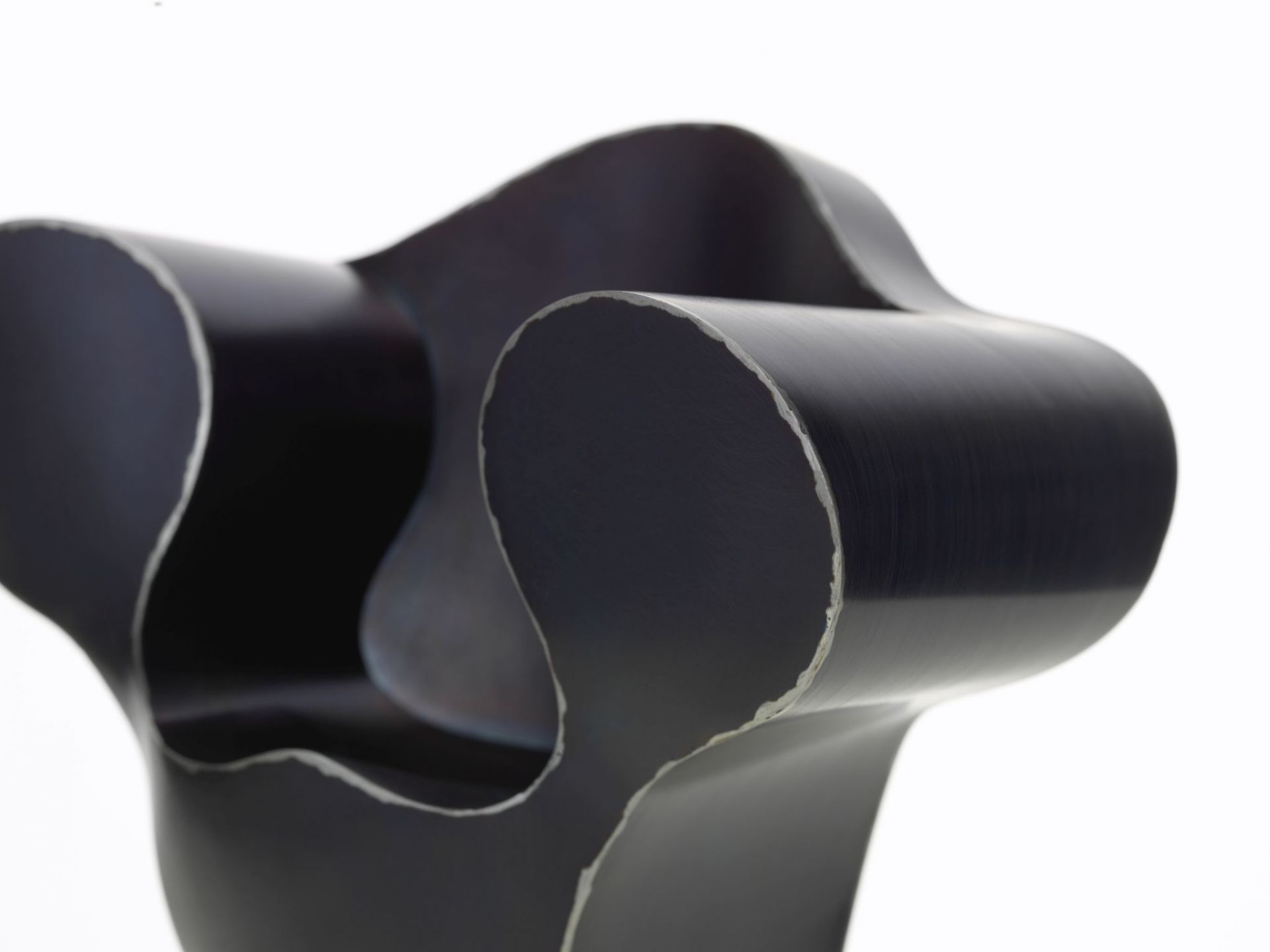 Nahaufnahme der schwarzen Big Easy Miniatur von Vitra, Designklassiker und Sammlerstück.