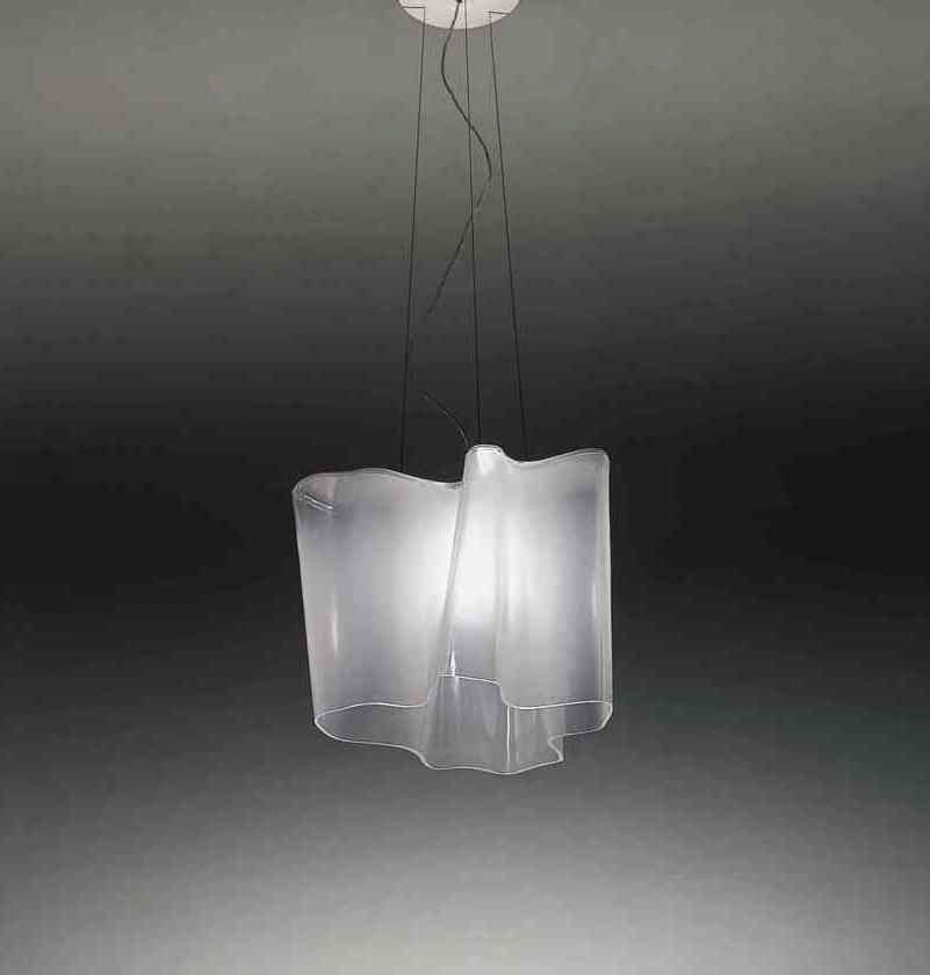 Logico Pendelleuchte von Artemide: Moderne Hängelampe mit wellenförmigem, transparentem Lampenschirm für stilvolle Beleuchtung.