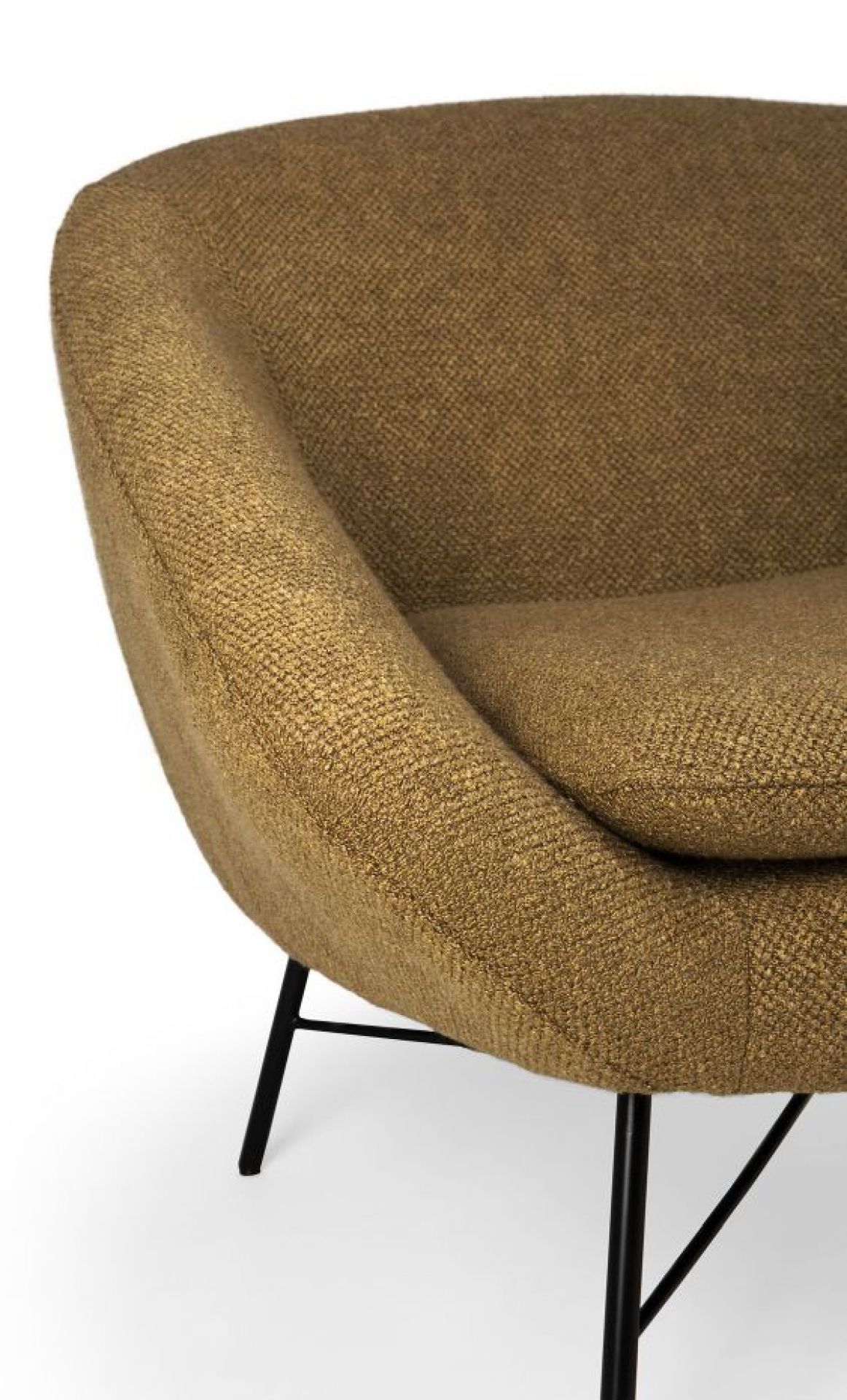 Detailaufnahme: Ingwerfarbener Sessel mit Textilbezug und schwarzen Metallbeinen. Gemütlicher Sessel für Wohnzimmer.