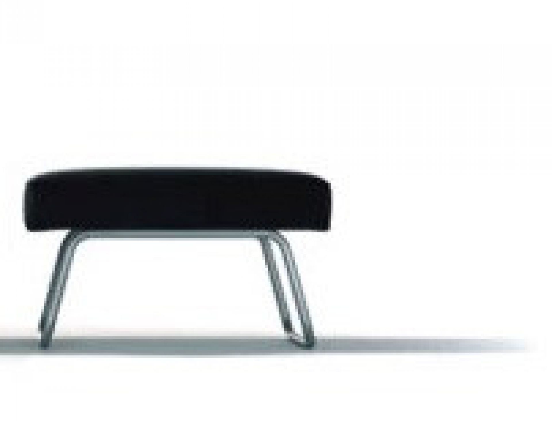 Schwarzer Lounge Chair Hocker von Richard Lampert mit silbernem Metallgestell, moderne Fußablage.