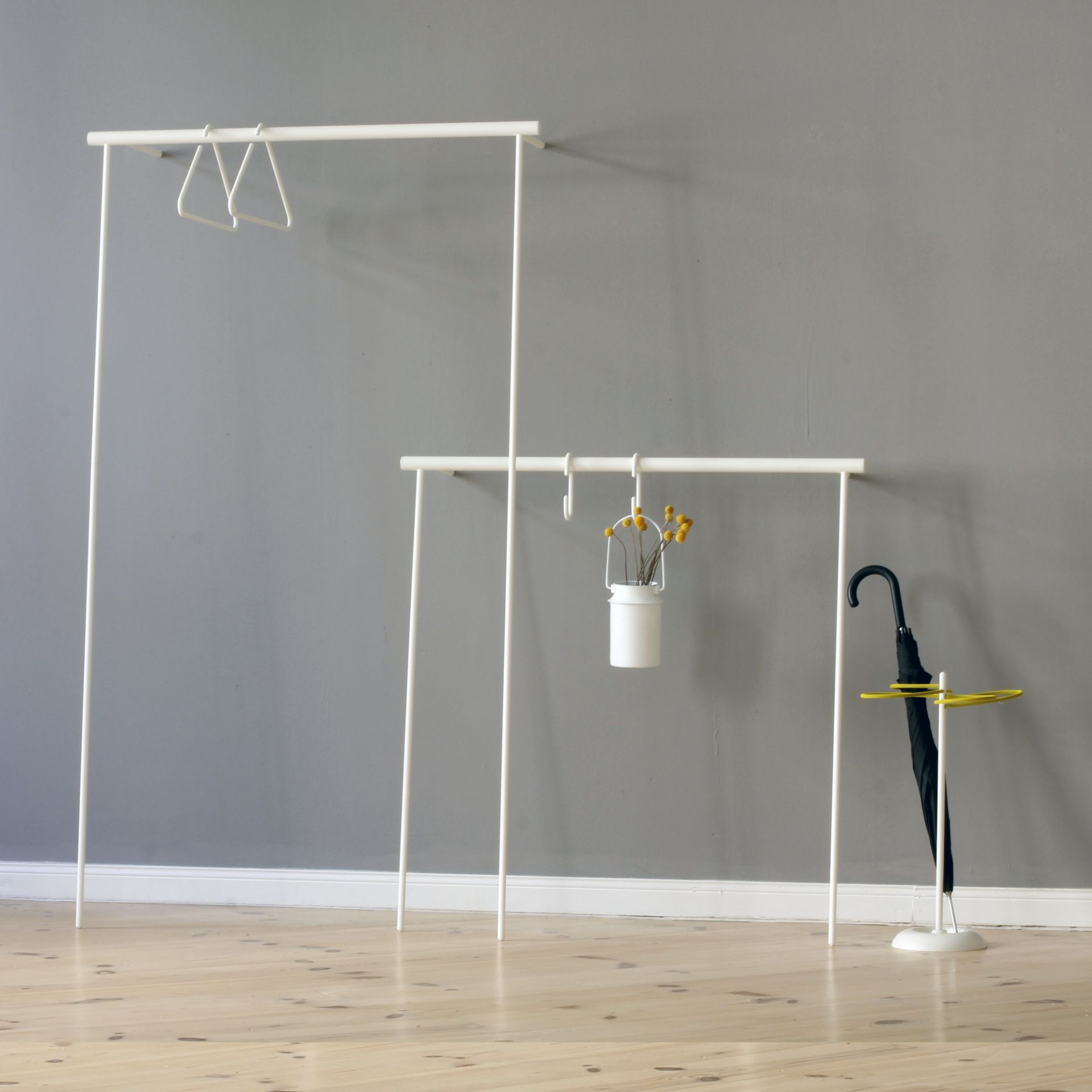 Little Leanon II Stummer Diener von Roomsafari: Weiße Säule mit Eichenstangen für Kleidung und Accessoires.