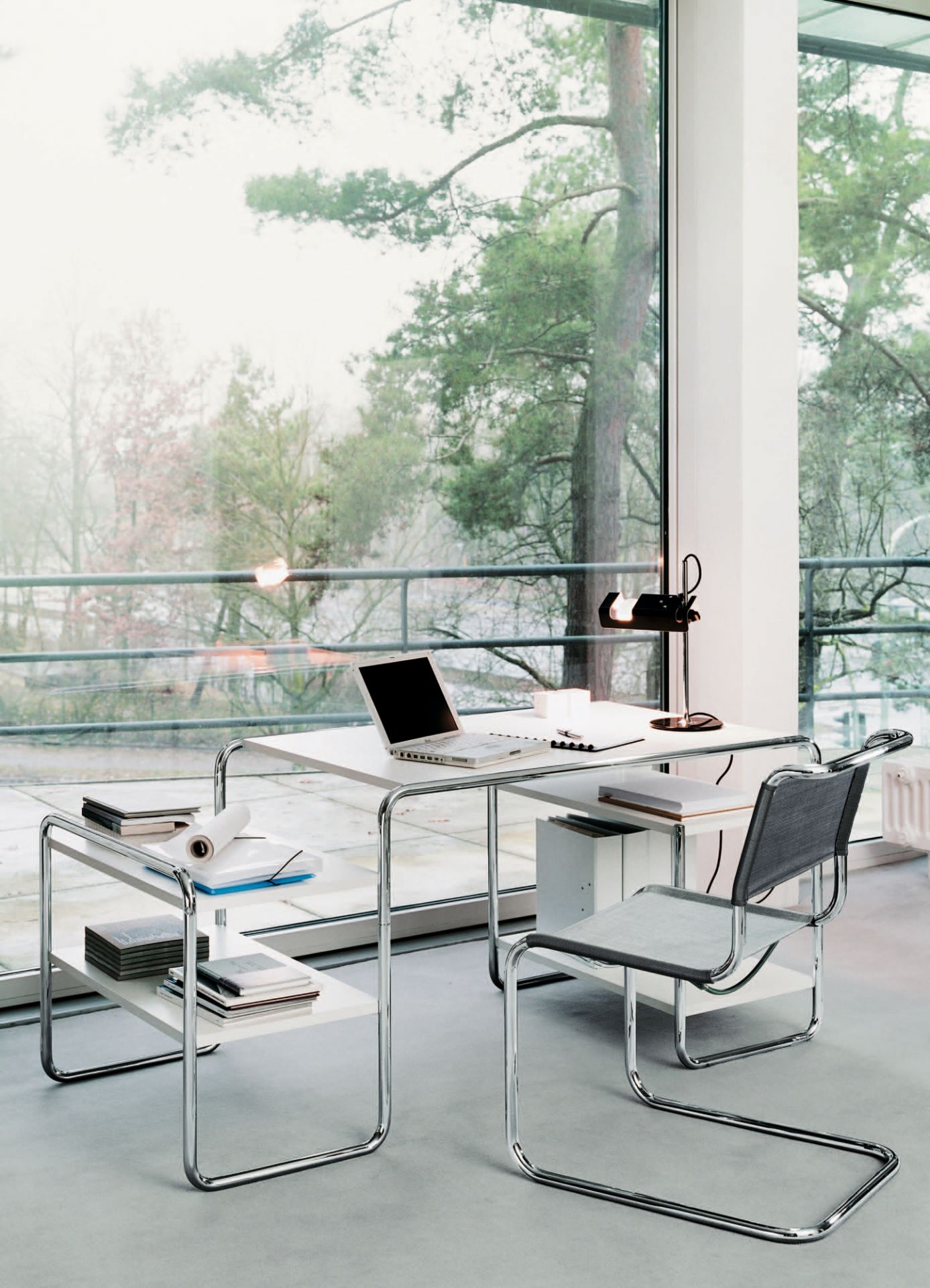 S 33 N Freischwinger von Thonet am Schreibtisch: Designklassiker mit Stahlrohr und Netzbespannung für modernes Wohnen.