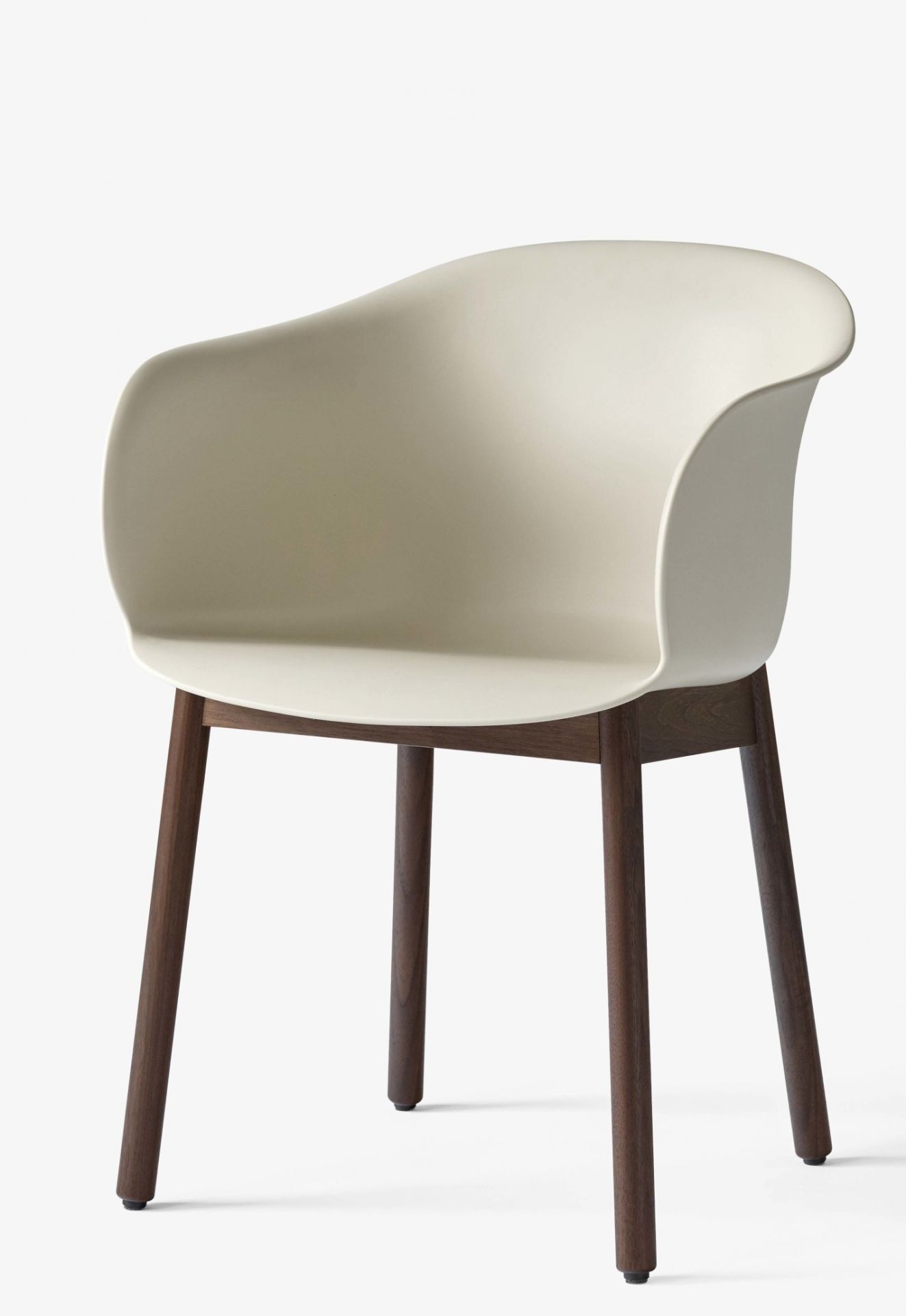 Elefy Lounge Chair mit Holzgestell von AndTradition: Sessel in Beige mit dunklem Holzfuß.