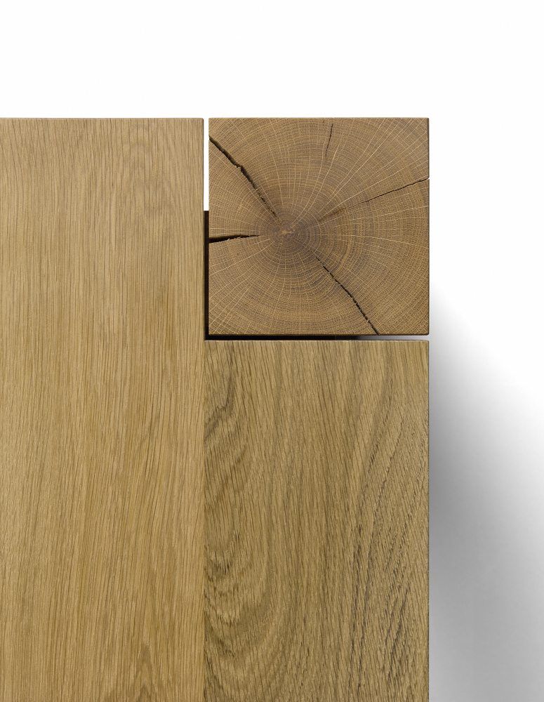 Detailaufnahme des e15 Bigfoot Tisches: Tischplatte und Bein aus massivem Eichenholz.