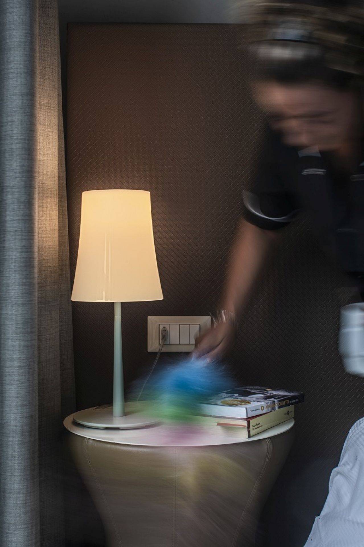 Birdie Easy Tischleuchte von Foscarini, moderne Nachttischlampe in Ziegelrot, stimmungsvolle Beleuchtung.