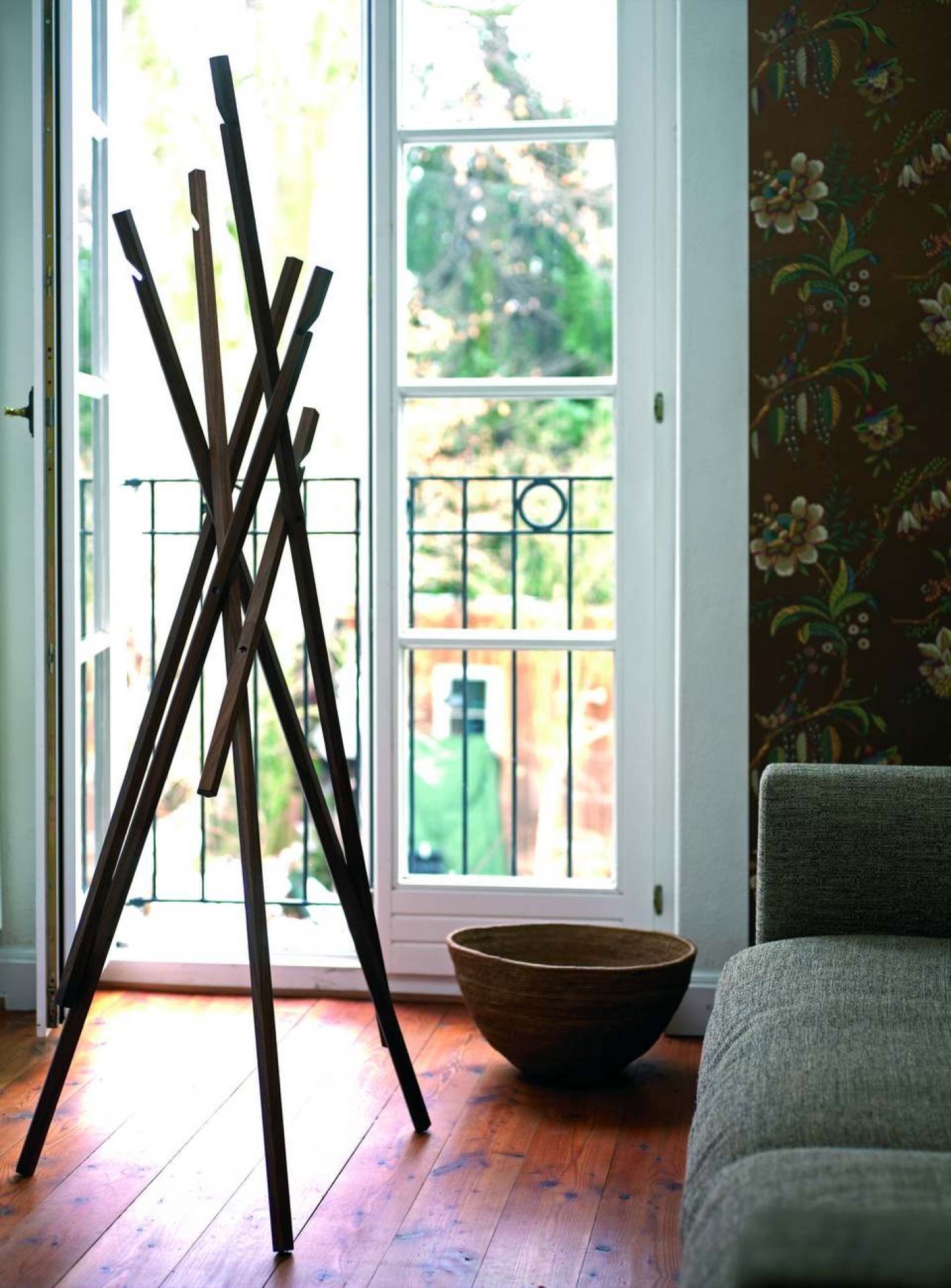 Sticks Garderobenständer aus Esche in Nachtblau von Schönbuch, modernes Design für Flur und Diele.