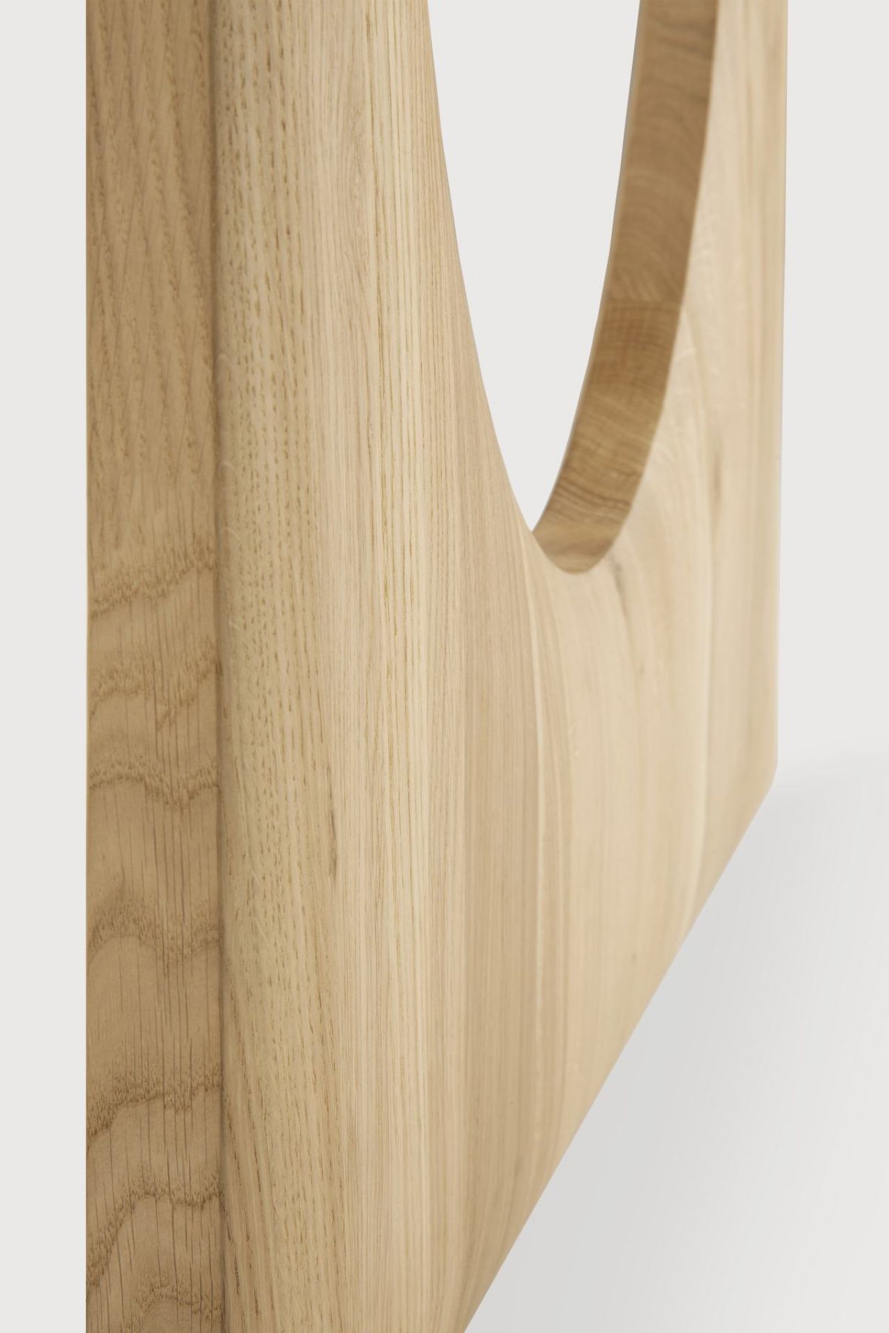 Detailaufnahme der Eichenholzstruktur des Geometric Eiche Tisches von Ethnicraft. Massivholz Tisch mit natürlicher Maserung.