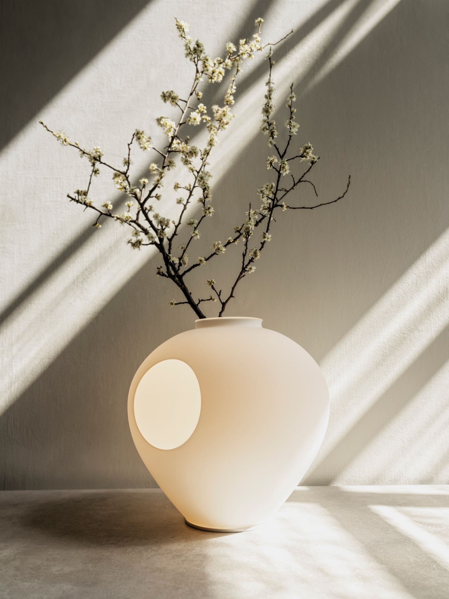 Madre LED Tischleuchte von Foscarini mit blühenden Zweigen in modernem Design.