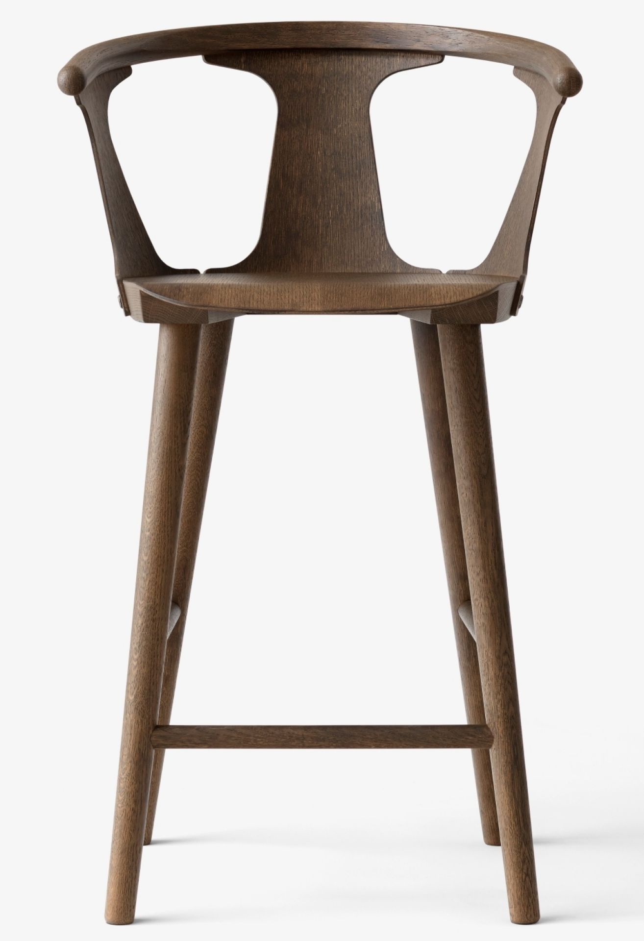 Frontansicht des In Between Barhockers SK9 von AndTradition aus dunklem Holz.