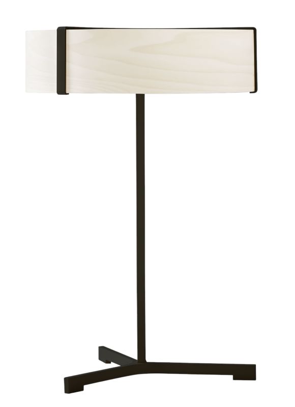 Thesis Table LED Tischleuchte von LZF Lamps mit Holzschirm und schwarzem Metallfuß.