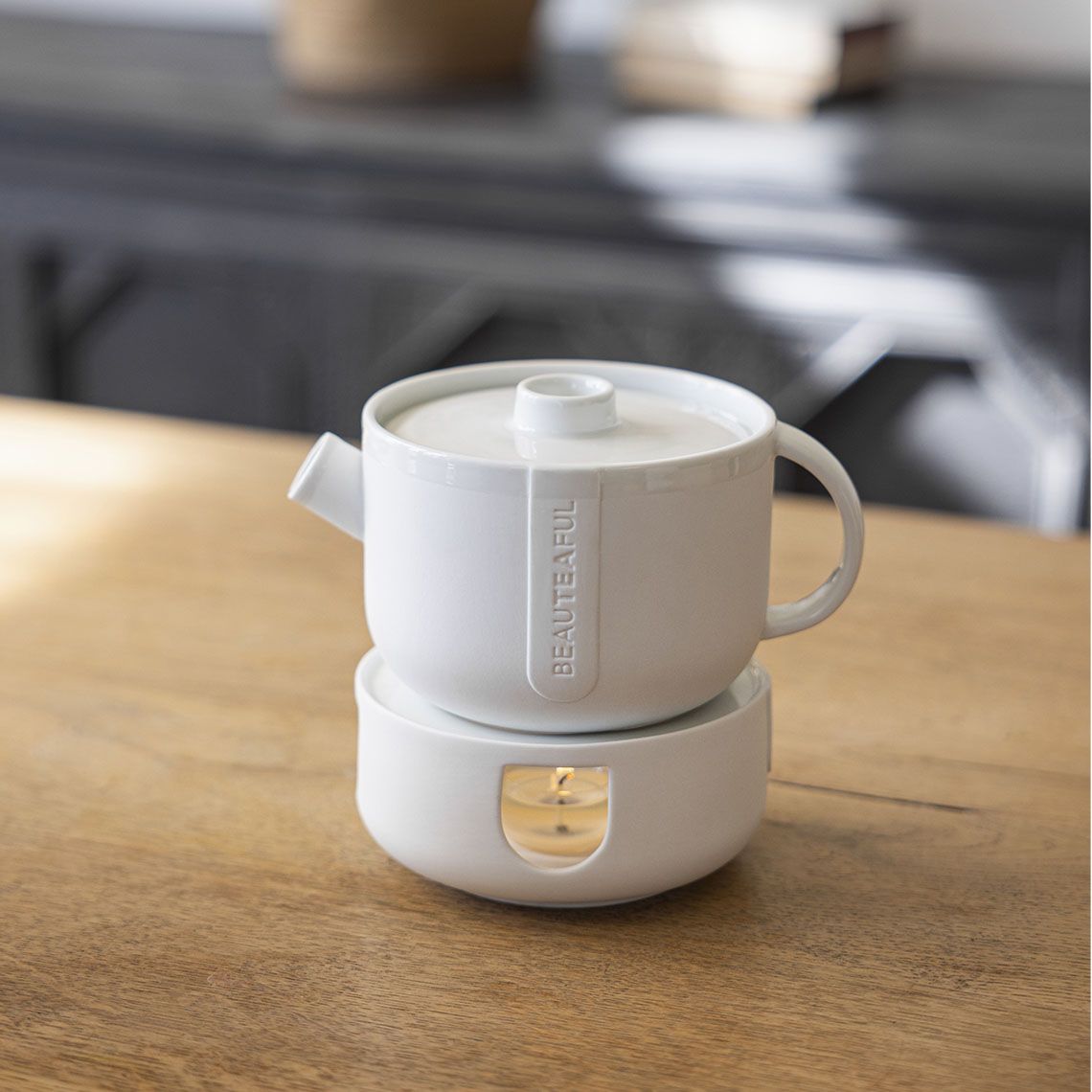 Weißes Cozy Time Stövchen mit Teekanne klein von Räder, Teewärmer mit Teelicht für gemütliche Stunden.