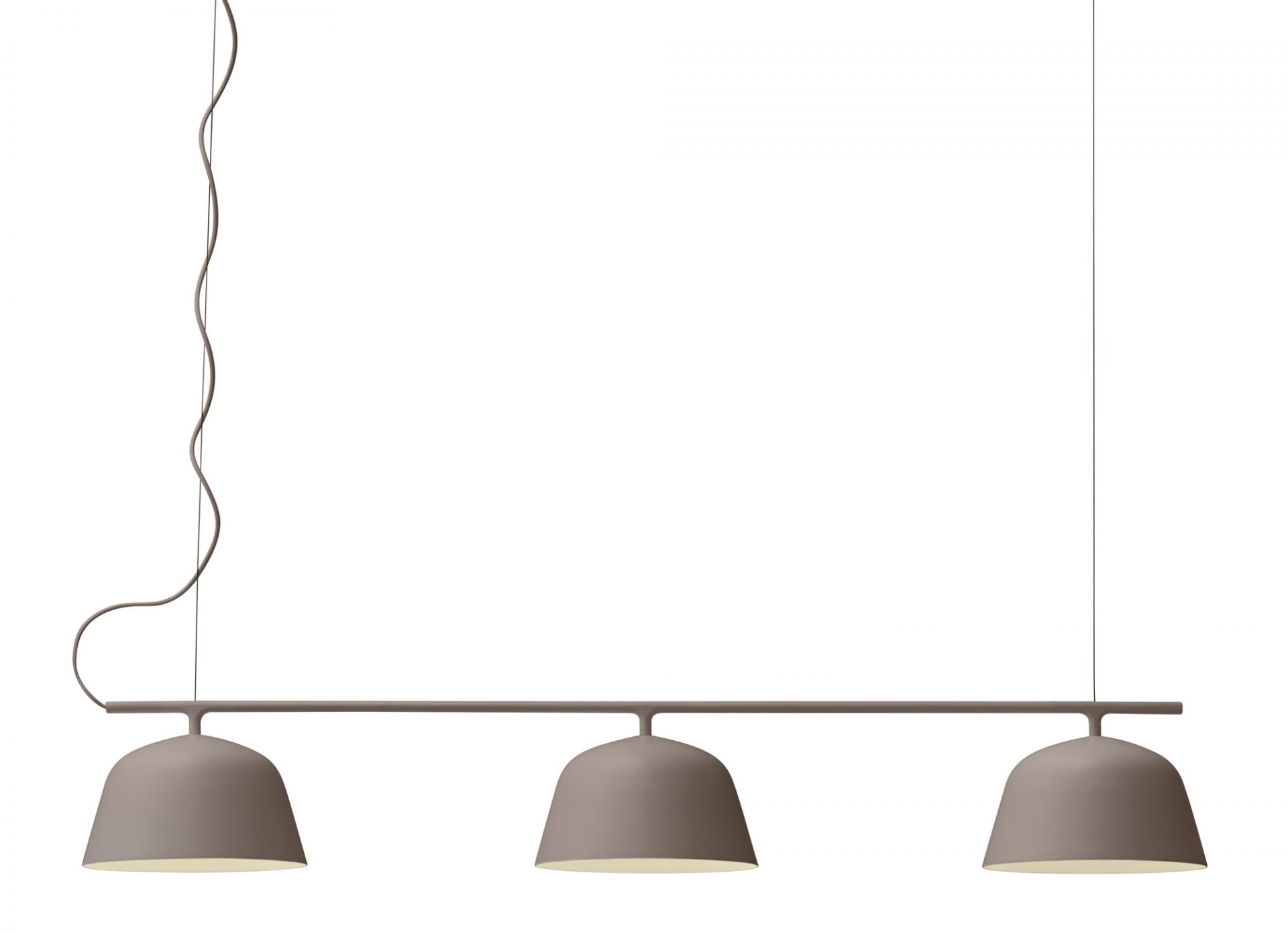 Ambit Rail Lamp Pendelleuchte Muuto in Taupe: Moderne Hängelampe mit drei Leuchten.