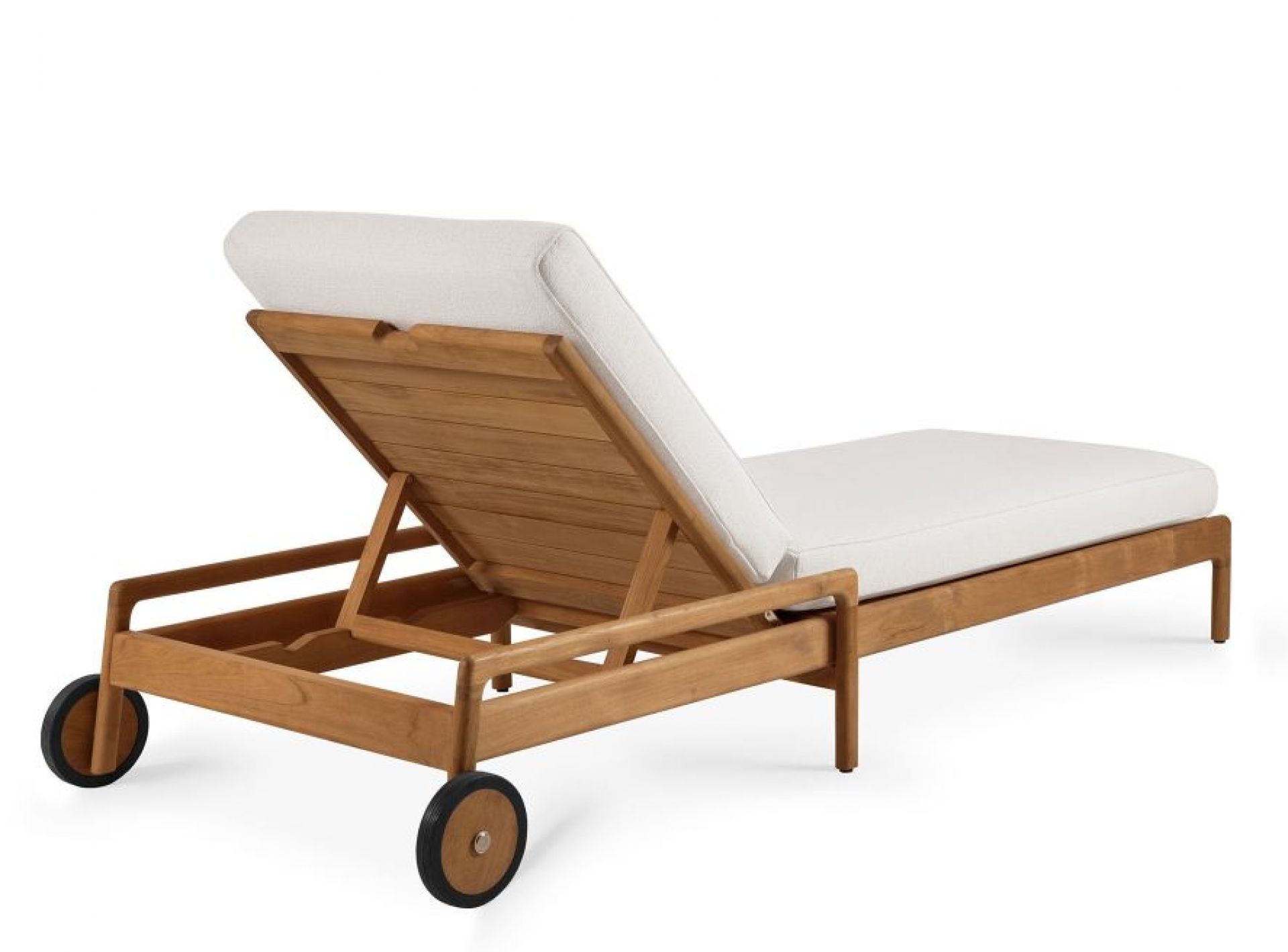 Detailansicht: Ethnicraft Jack Outdoor Liege mit Kissen, Teakholz und Rädern für den Garten.