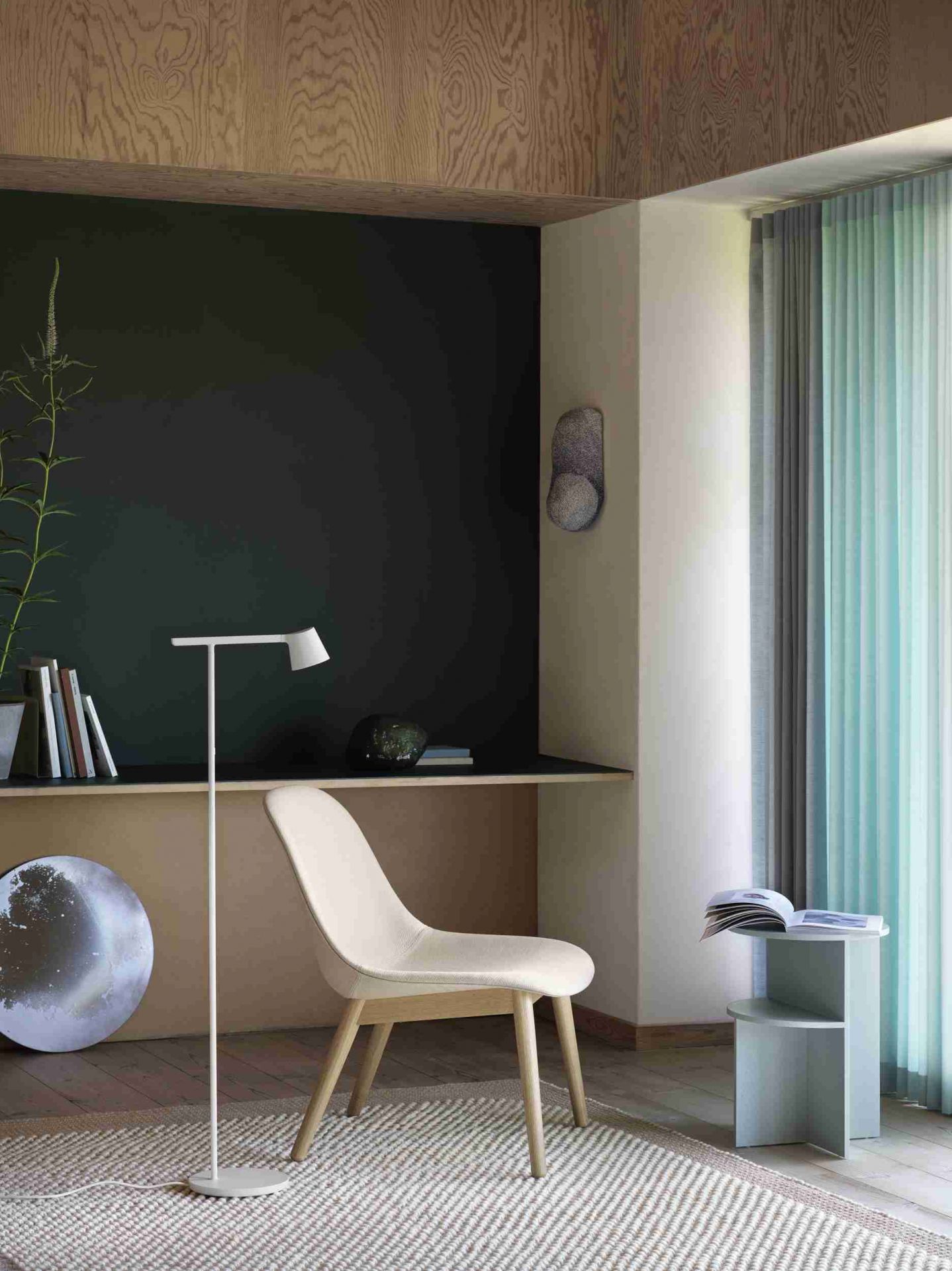 Moderne, graue Tip Floor Lamp Stehleuchte von Muuto im stilvollen Wohnambiente mit Sessel und Dekoration.