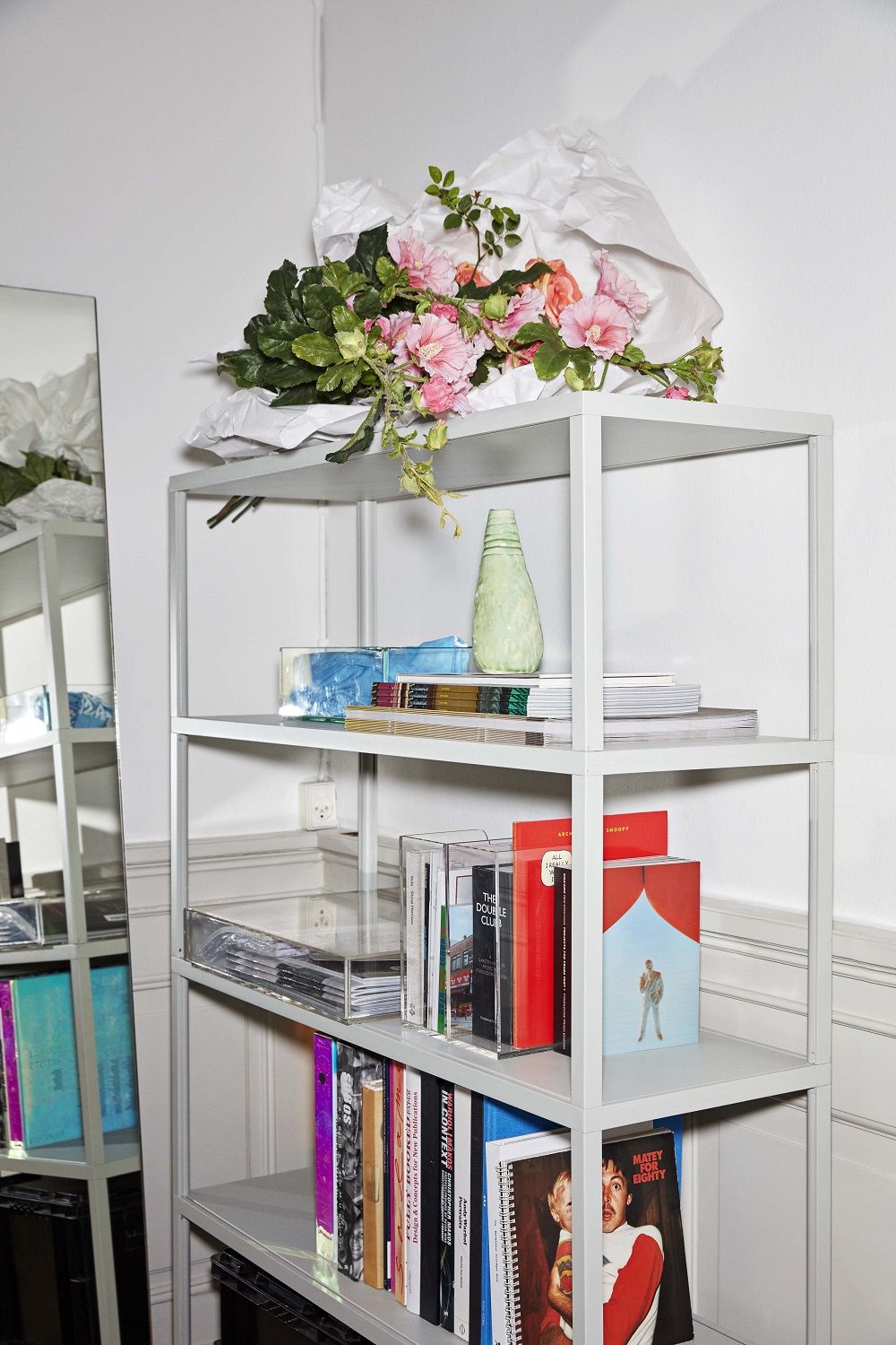 New Order Sideboard von Hay, graues Regal mit Büchern, Blumen und Deko-Objekten.