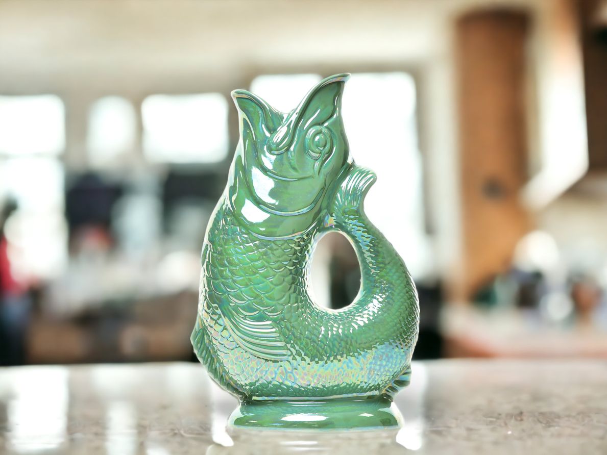 Gluckigluck Karaffe in Sea Green Lustre: Keramik Wasserkrug in Fischform, glänzend und dekorativ.