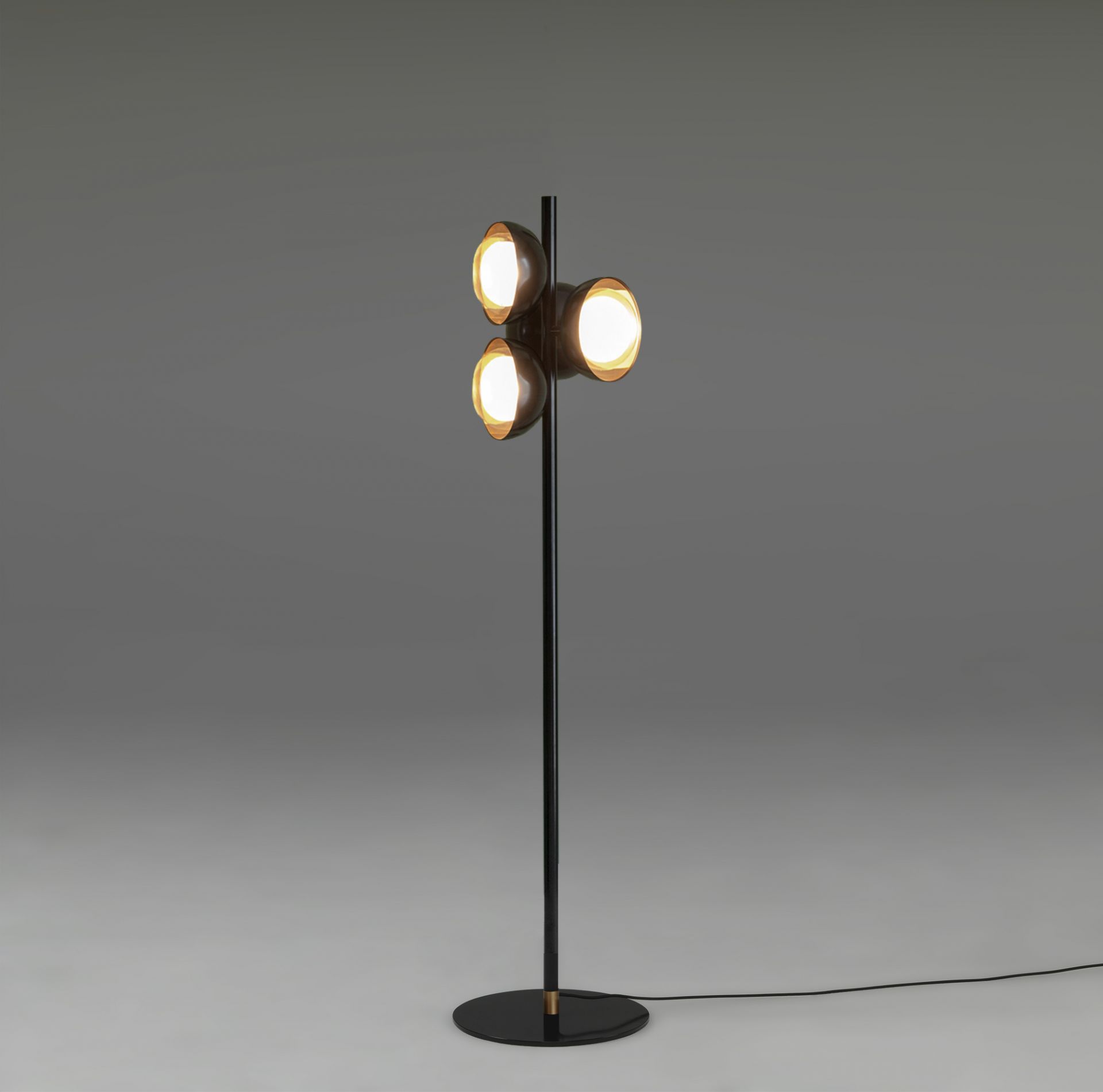Schwarze Muse Stehleuchte mit drei runden, leuchtenden Lampenschirmen für Wohnzimmer und Schlafzimmer.