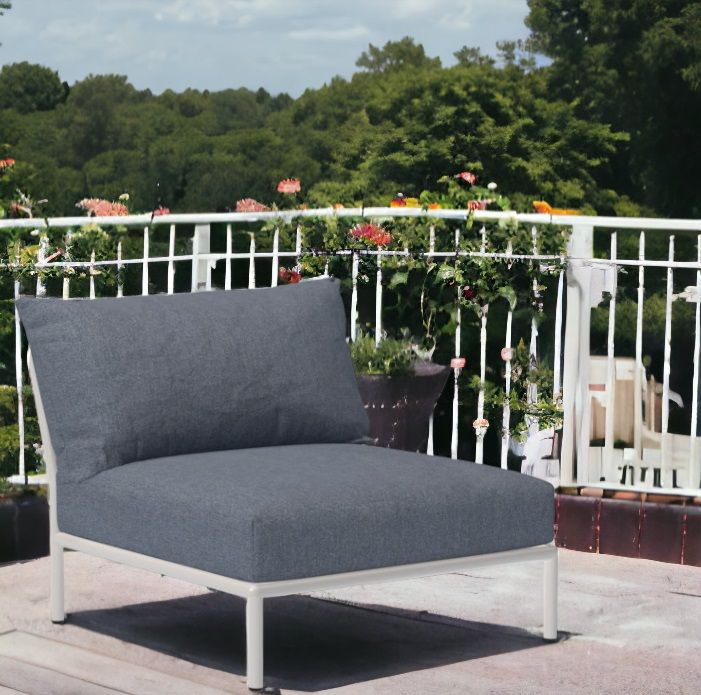 Level 2 Lounge Chair: Grauer Outdoor Sessel mit weißem Rahmen auf Terrasse.