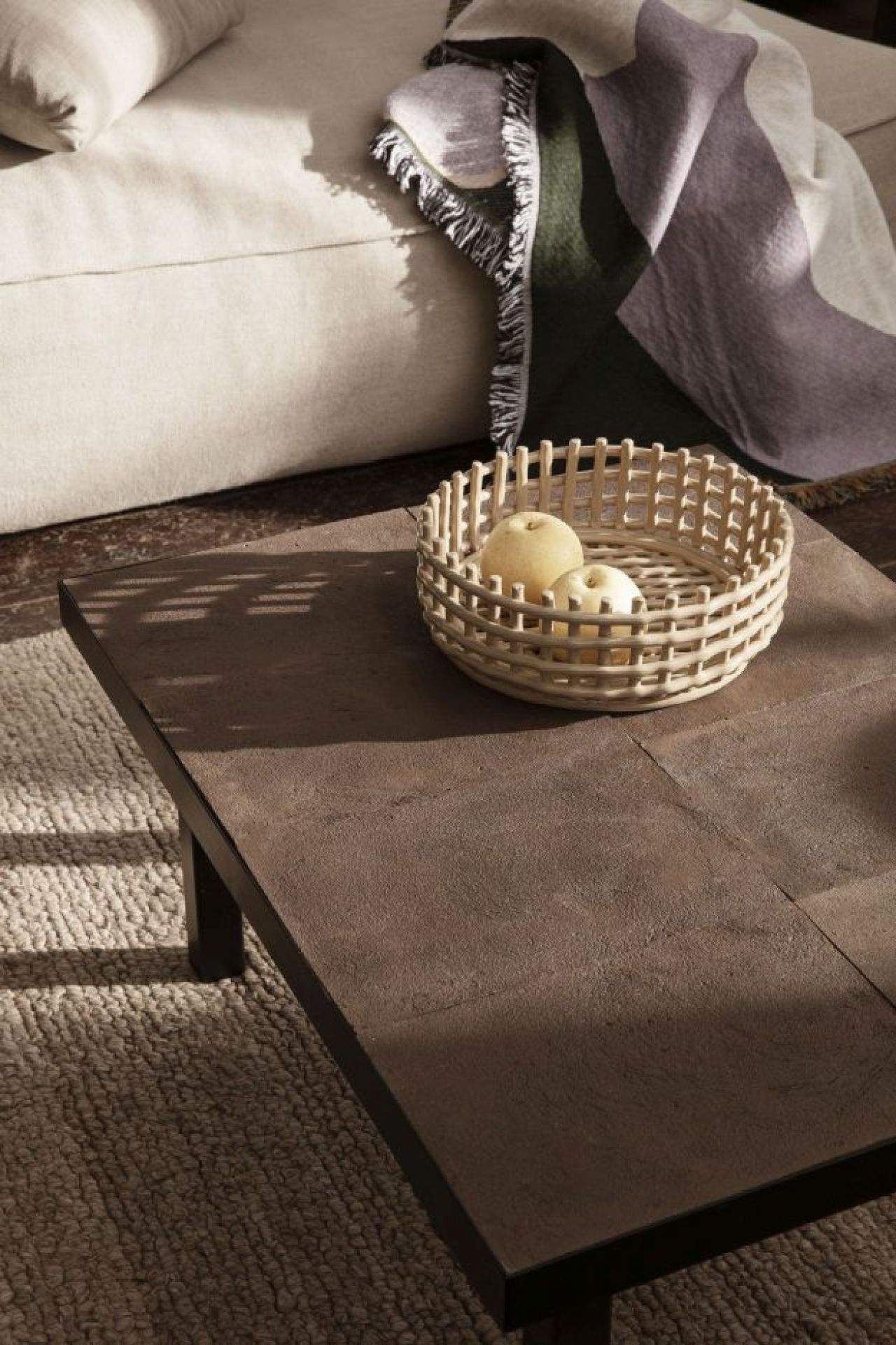 Keramikkorb "Cashmere" von Ferm Living auf einem Tisch, gefüllt mit zwei Birnen. Dekorative Schale.