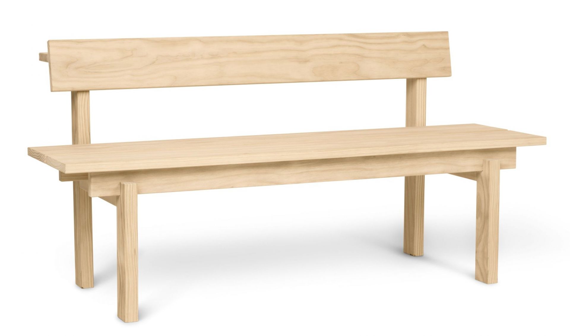 Helle Holzbank, Peka Bank von Ferm Living, mit Rückenlehne, für Garten und Terrasse.