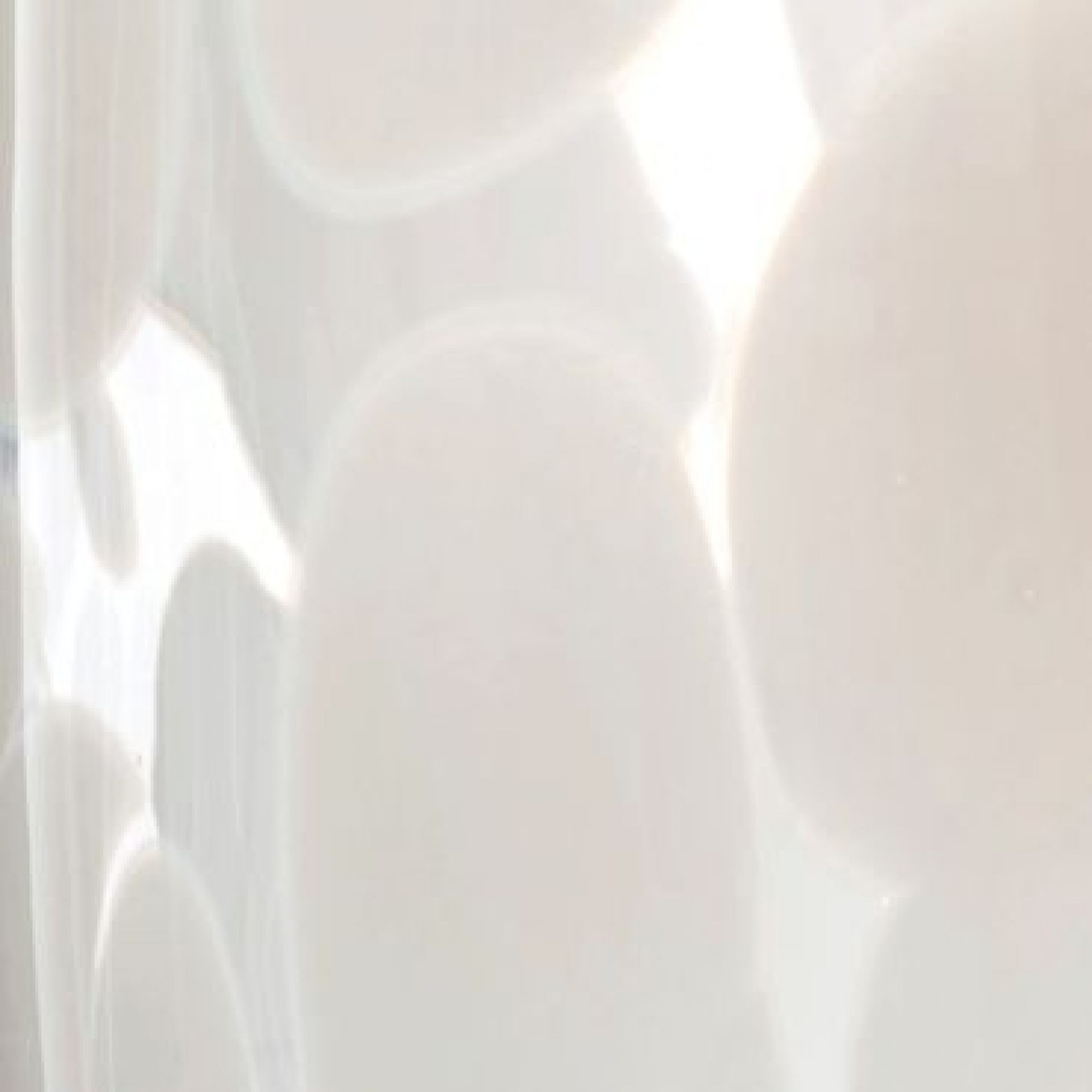 Detailaufnahme: Weiße Kristall Tischleuchte mit organischen Formen, moderne Lampe für Wohnzimmer und Schlafzimmer.