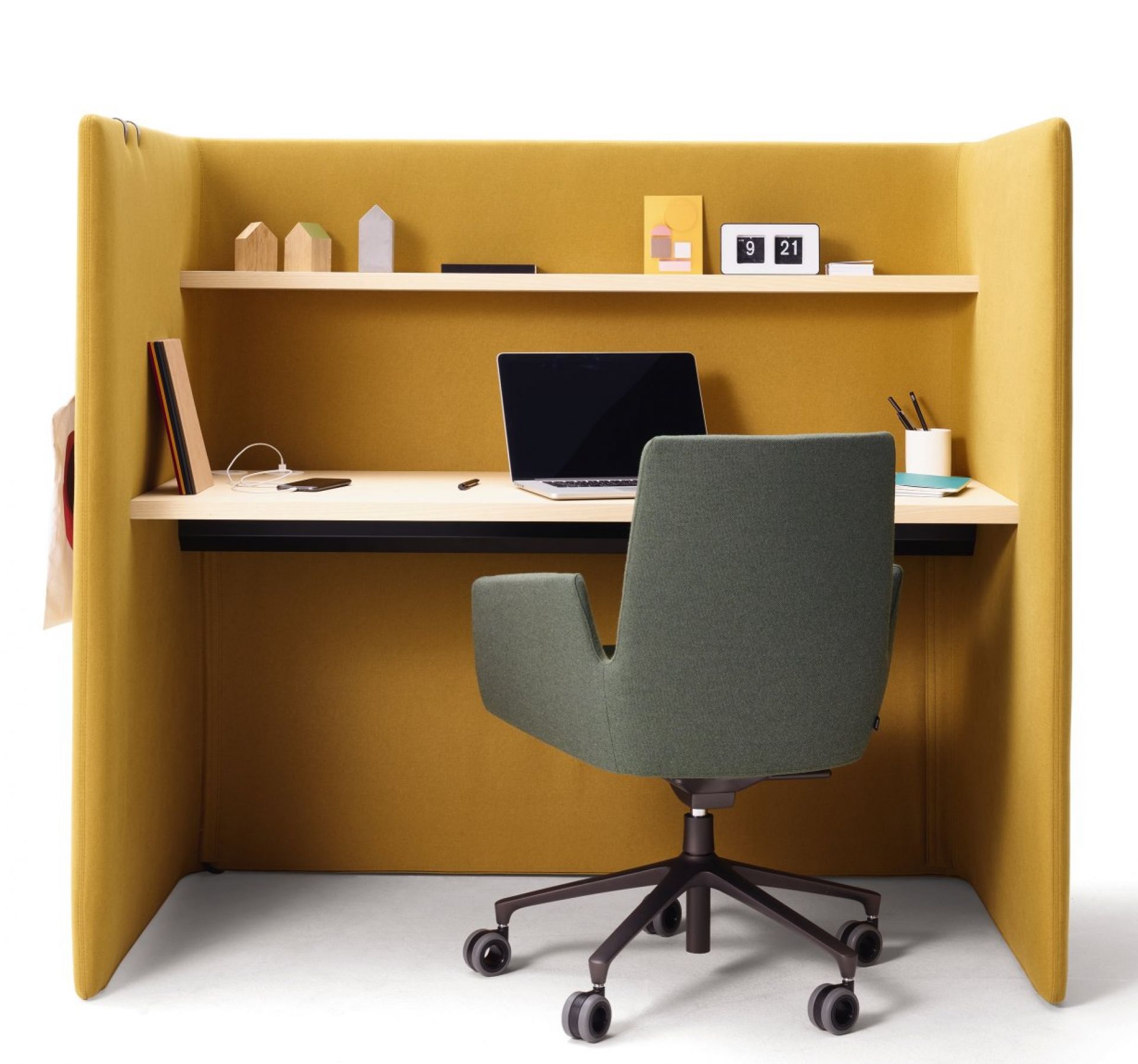 Floater Schreibtisch: Gelber, abgeschirmter Arbeitsplatz mit Laptop, Stuhl und Regalen für konzentriertes Arbeiten.