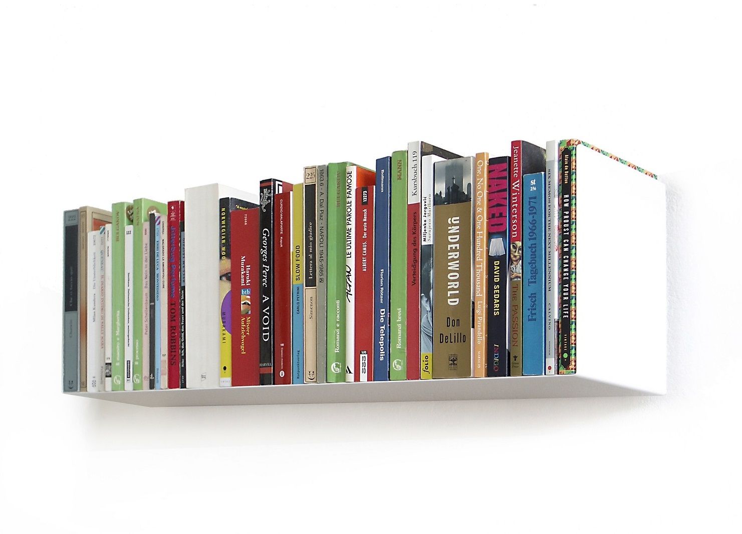 Weißes Taschenbuchregal a Linea1 von Müller Möbelwerkstätten mit vielen bunten Büchern vor einer weißen Wand.