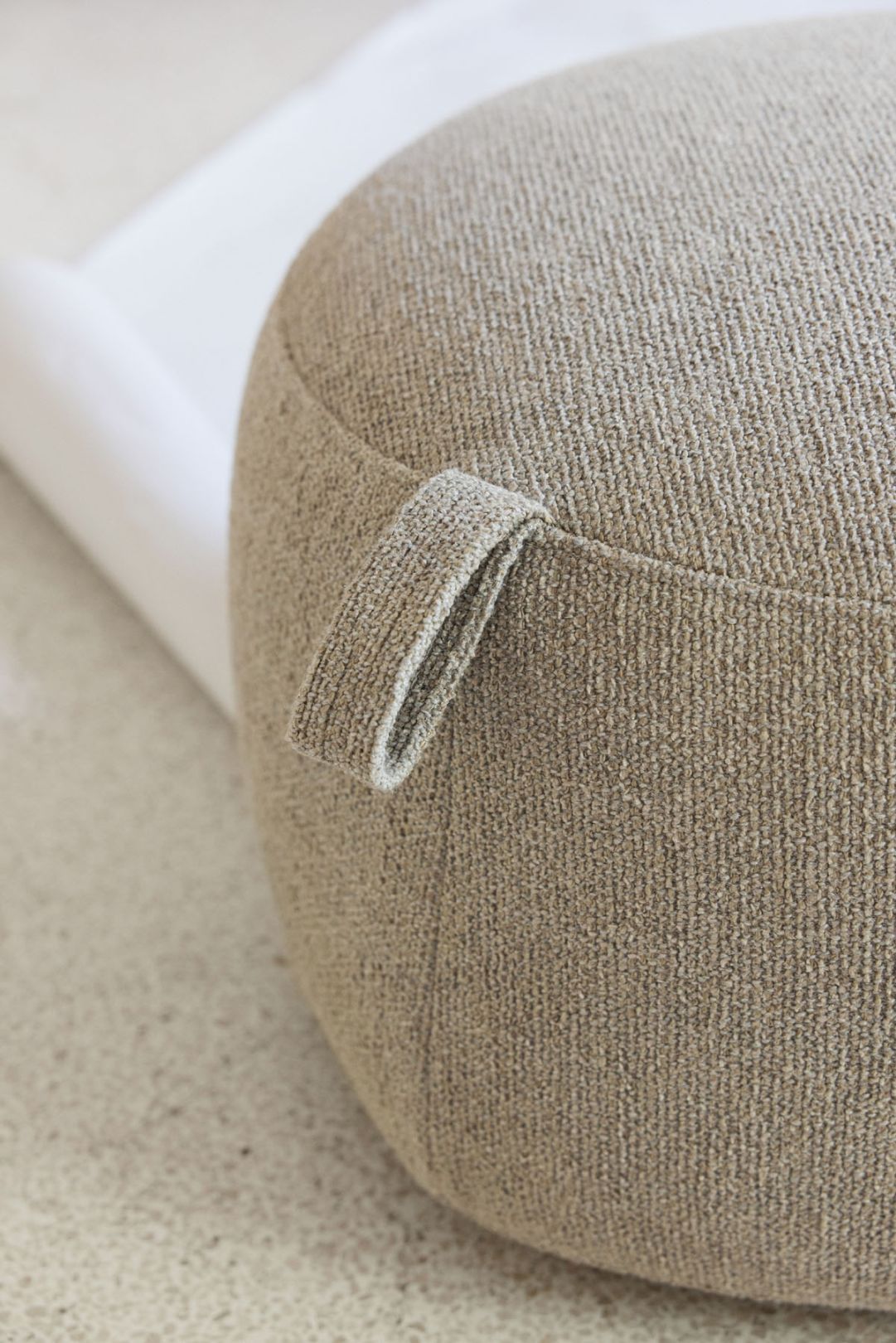 Nahaufnahme des Gem Hockers von Northern in Grau-Blau mit Stoffstruktur und Trageschlaufe.