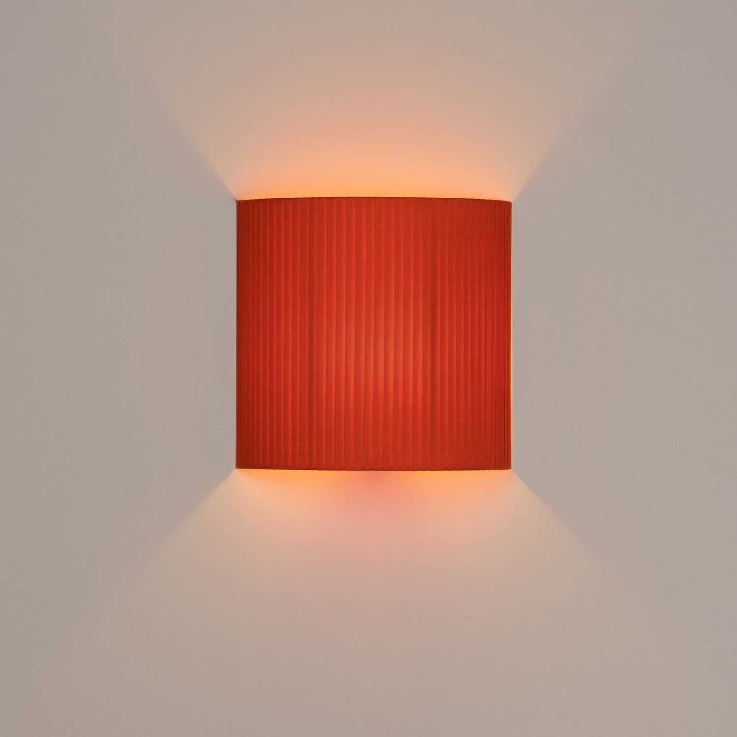 Quadratische Wandleuchte Comodín in Rot-Amber von Santa & Cole an einer Wand.